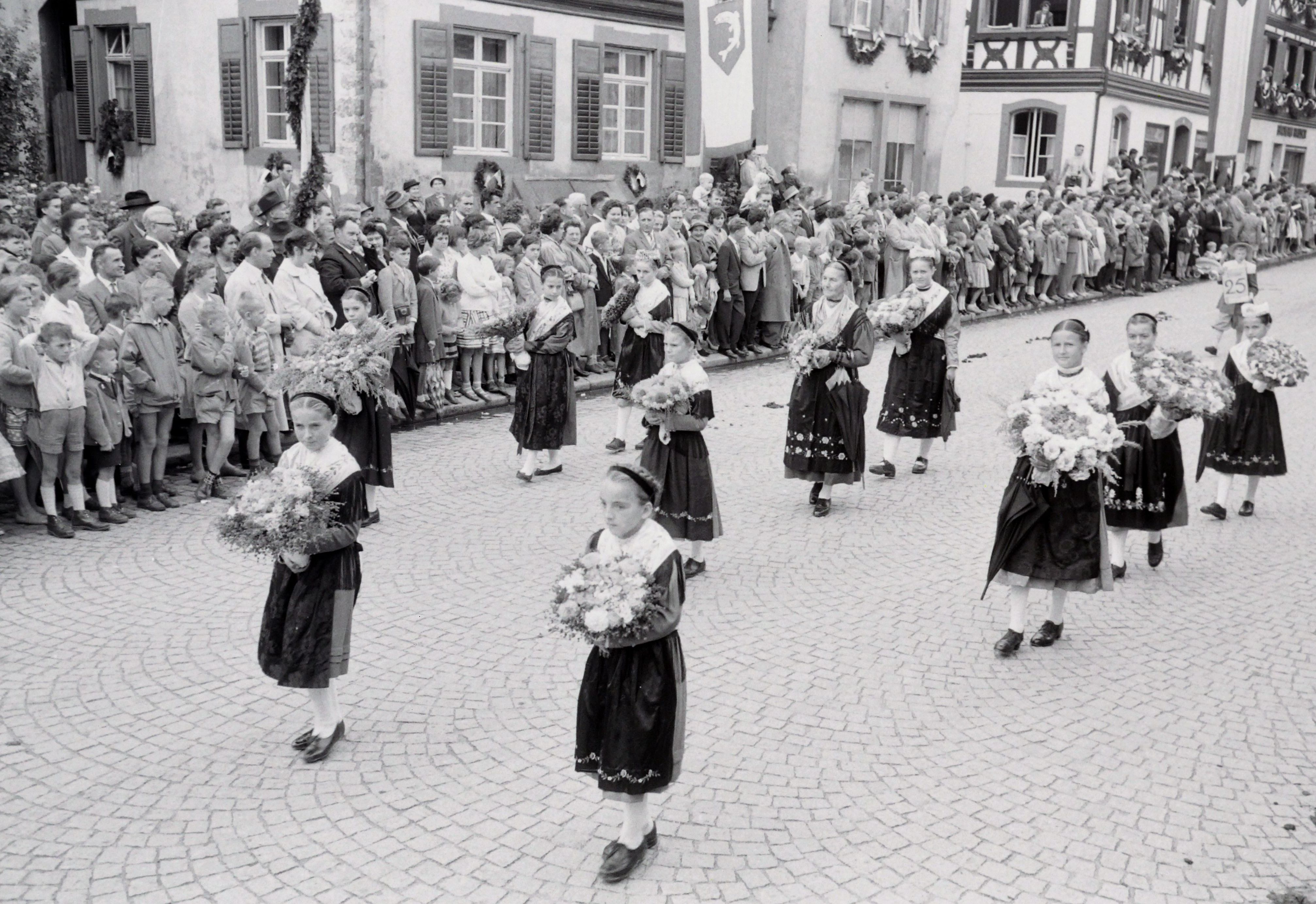 Festumzug durch Gengenbach, Mädchen mit Kräuterbüschel, Bilder von Friedrich Strohm 
