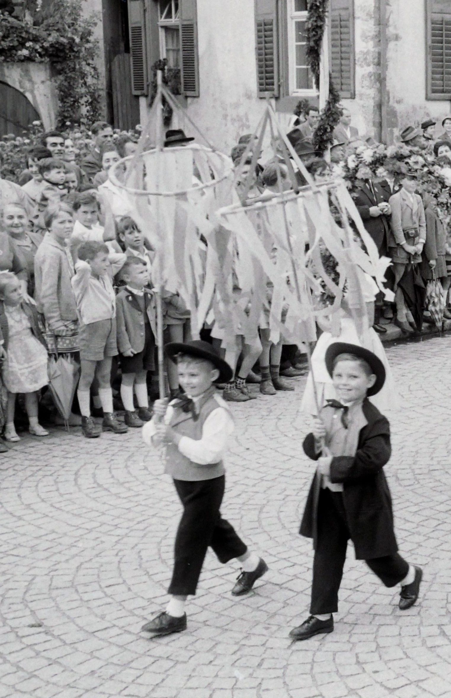 1960, zwei Buben tragen ganz stolz ihre Bänderkränze
