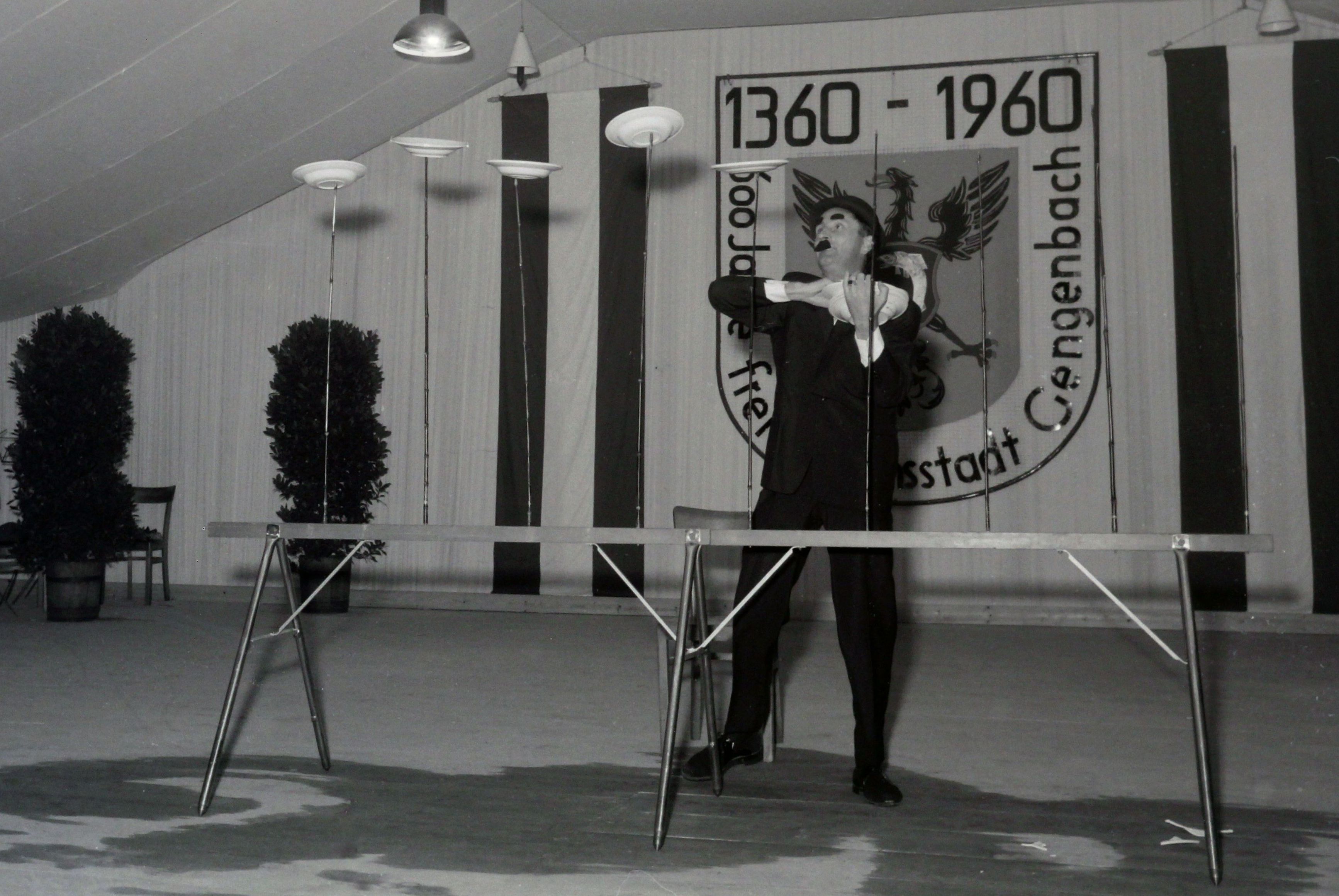 Ein Künstler balanciert Teller auf Stöcken, Bunter Abend im Festzelt, 1960
