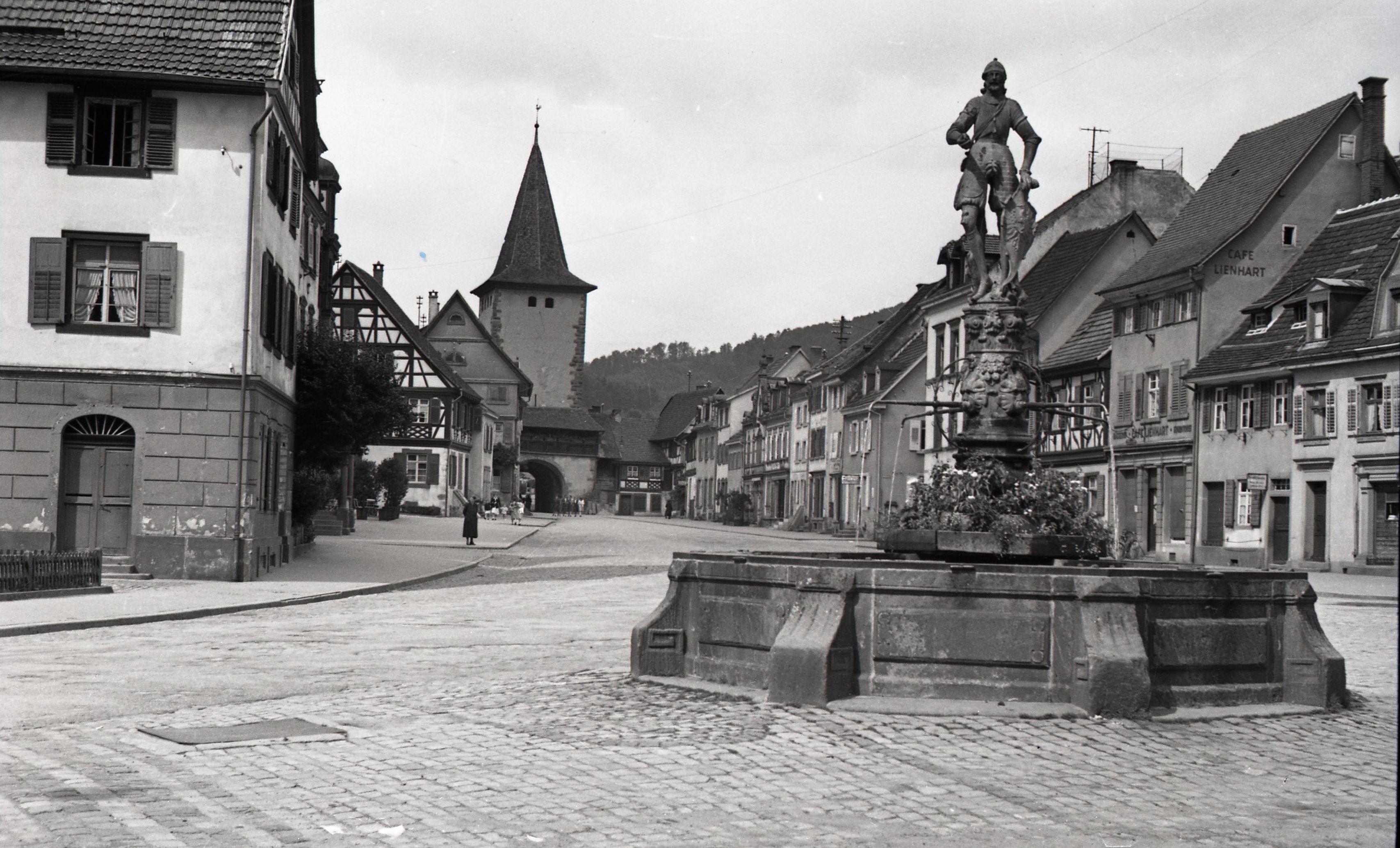 Historischer Marktplatz mit dem Ritter