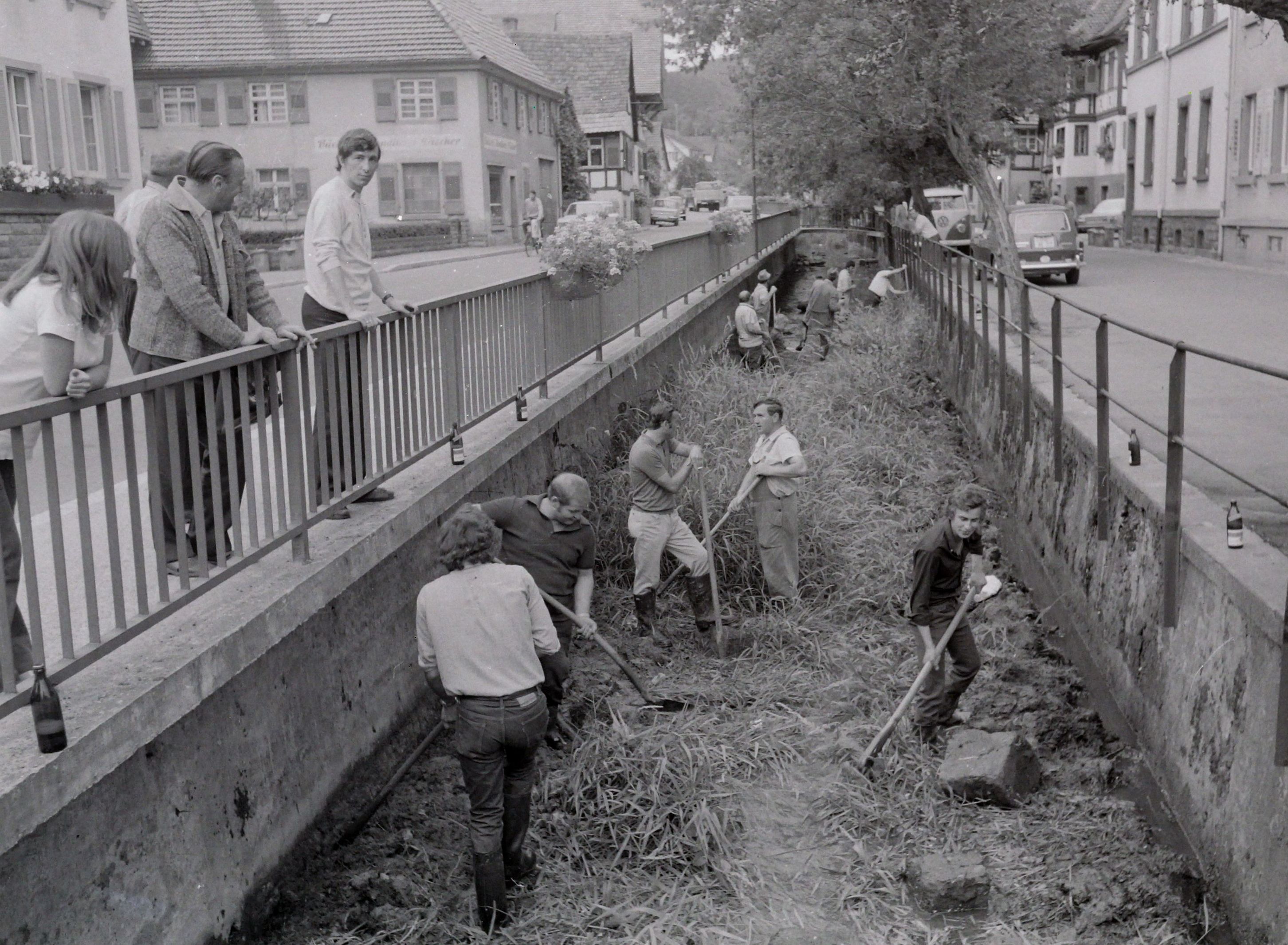 Das Bachputzete am 2. August 1972, Bilder von Friedrich Strohm
