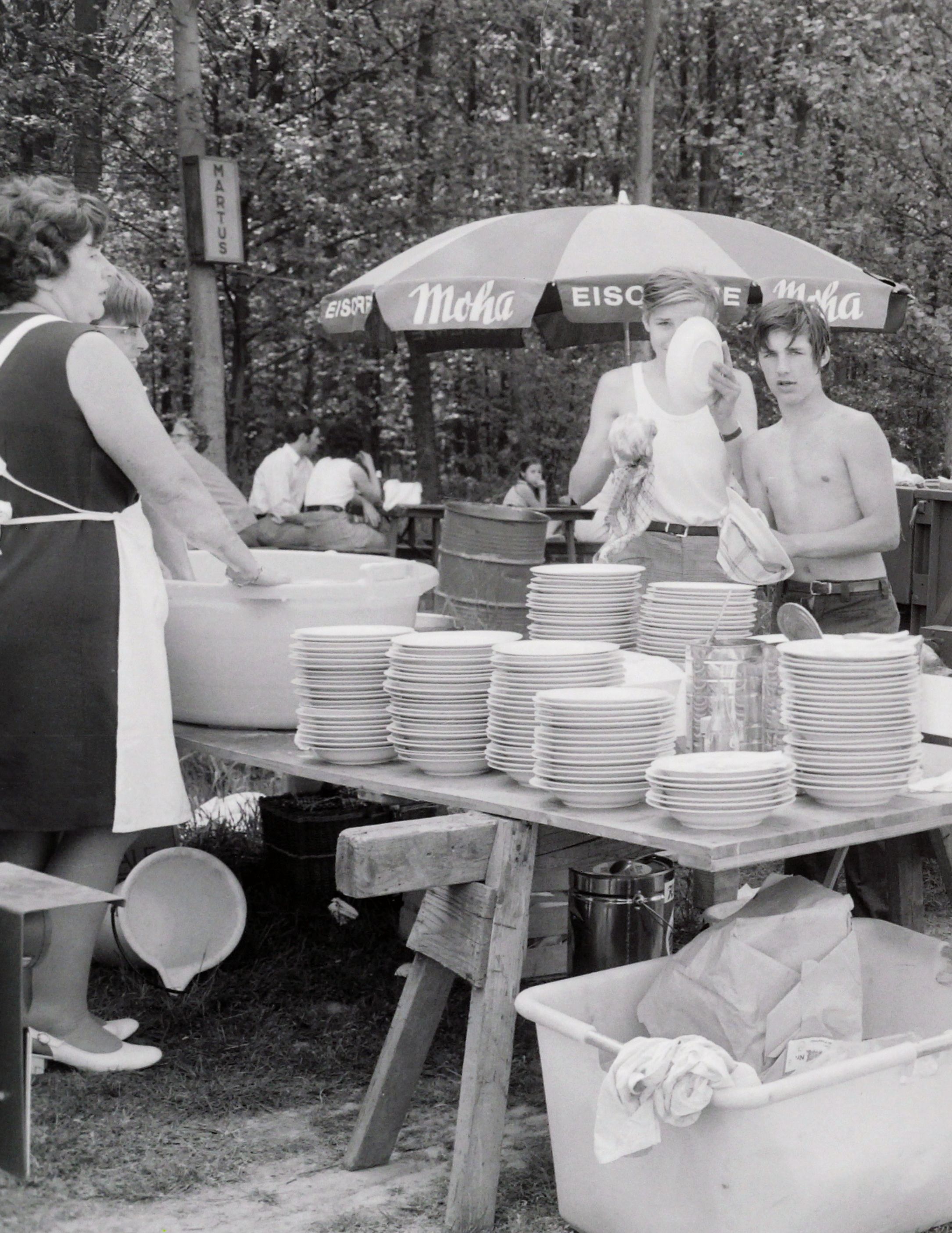 Frauen und Männer am Teller waschen, Bilder von Friedrich Strohm,