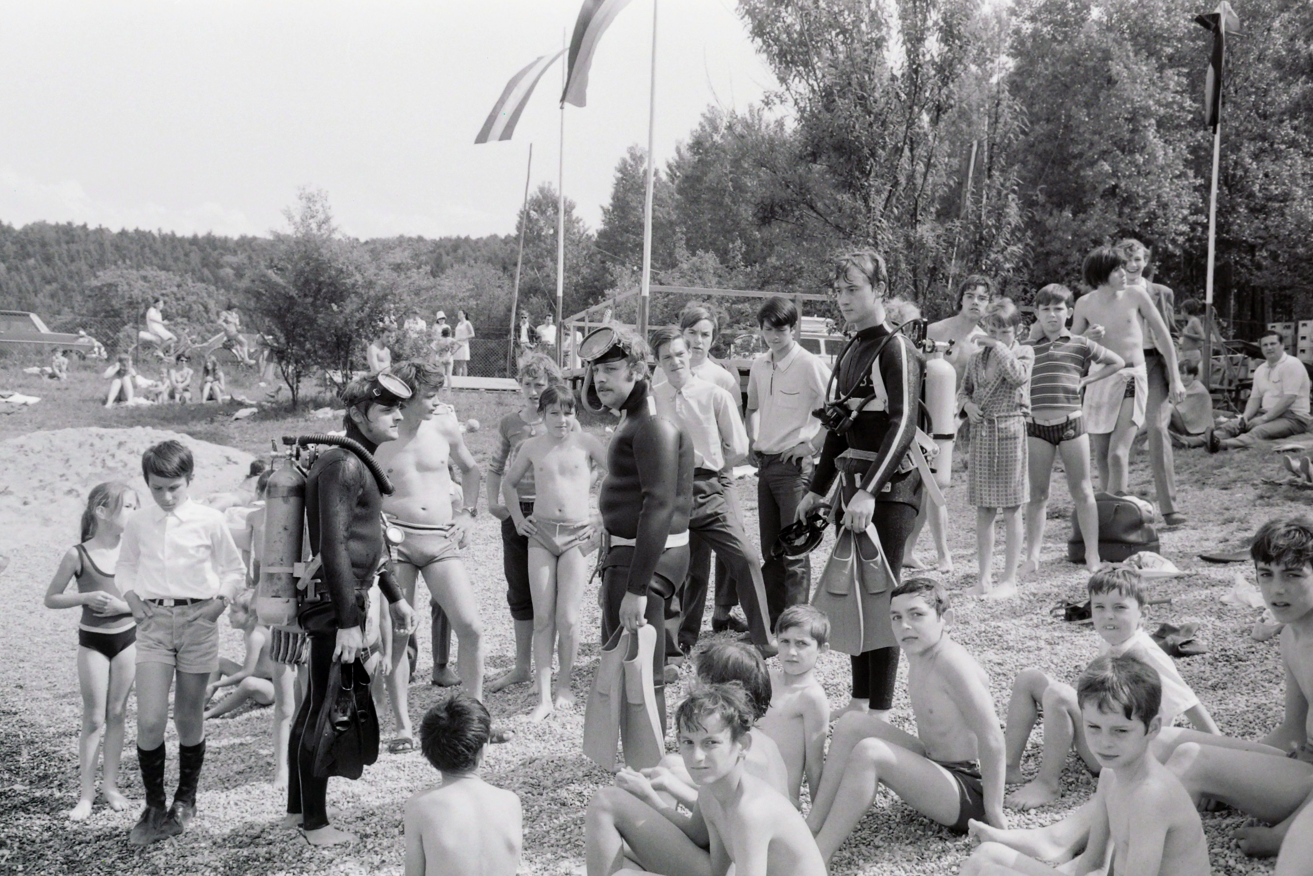 DLRG Schwimmer und Mädchen und Jungen die zuschauen, Bilder von Friedrich Strohm,