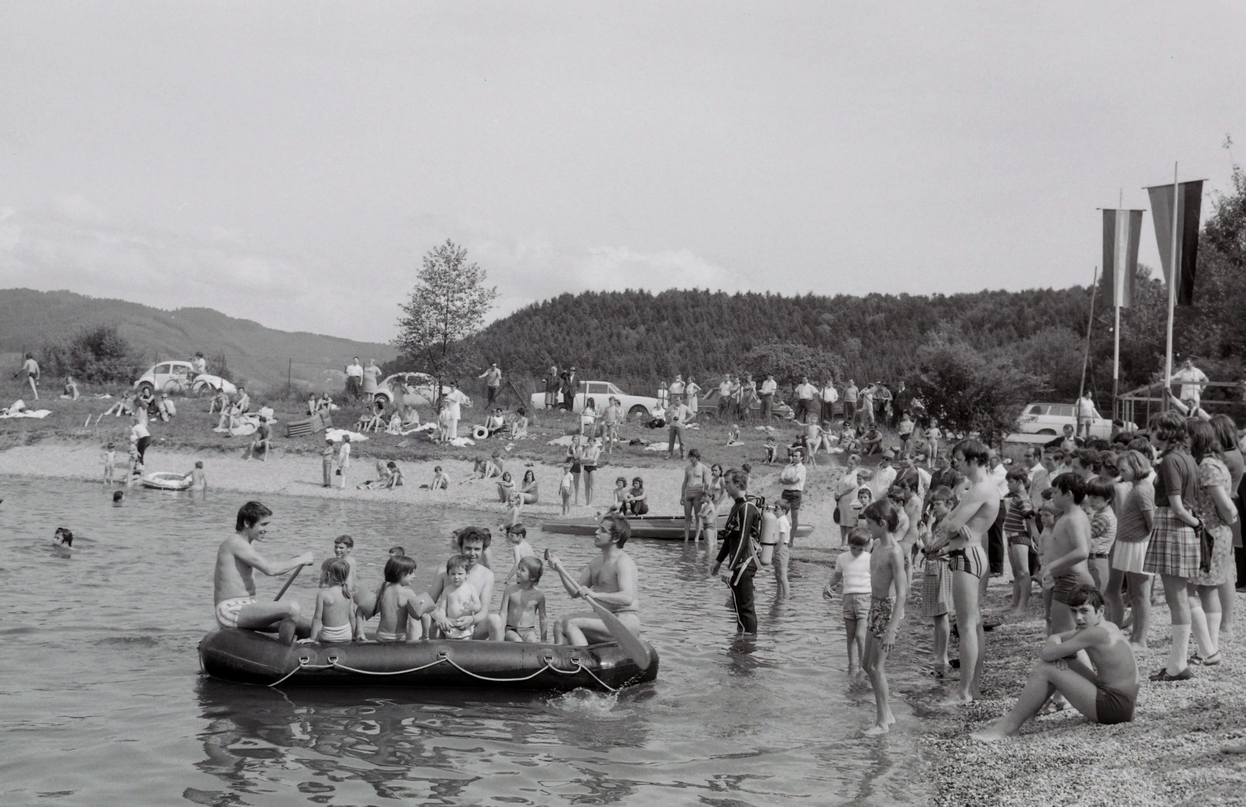 DLRG Frühlingsfest, ein voll besetztes Schlauchboot auf dem Ziegelwaldsee, Bilder von Friedrich Strohm,