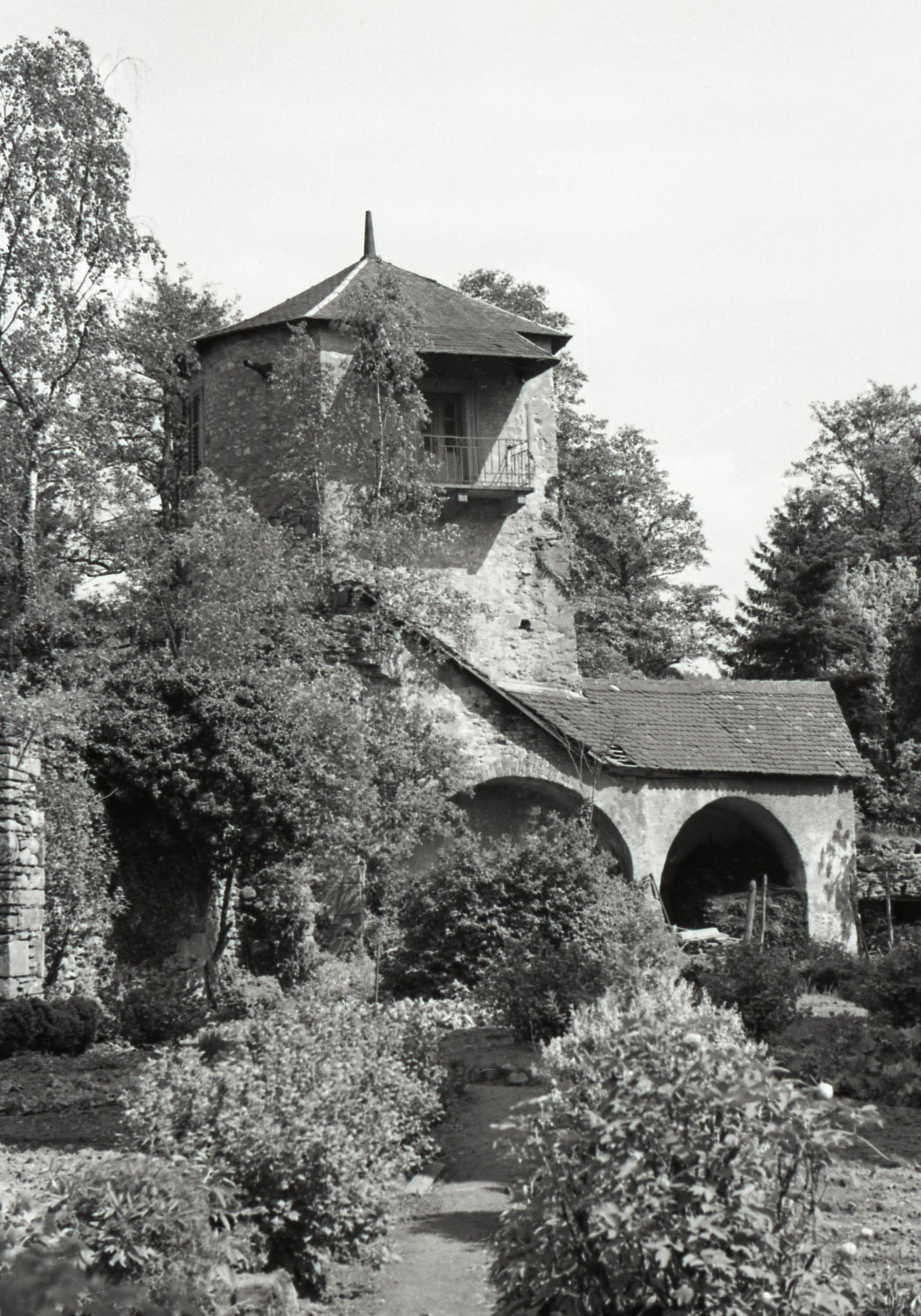 Frühling im Kräutergarten, Prälatenturm 1953