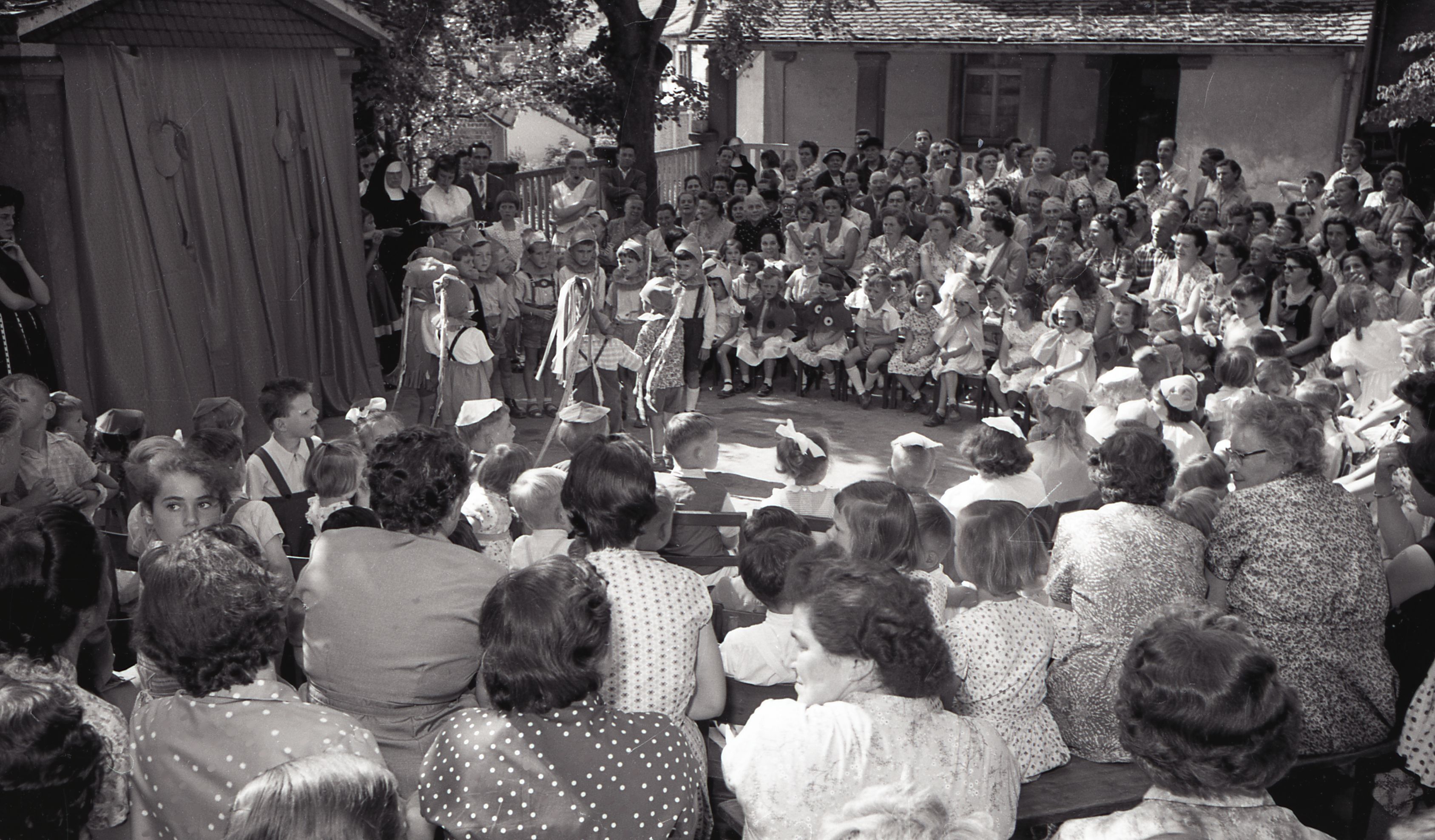 Puplikum und Kinder, Sommerfest des Gengenbacher Kindergartens