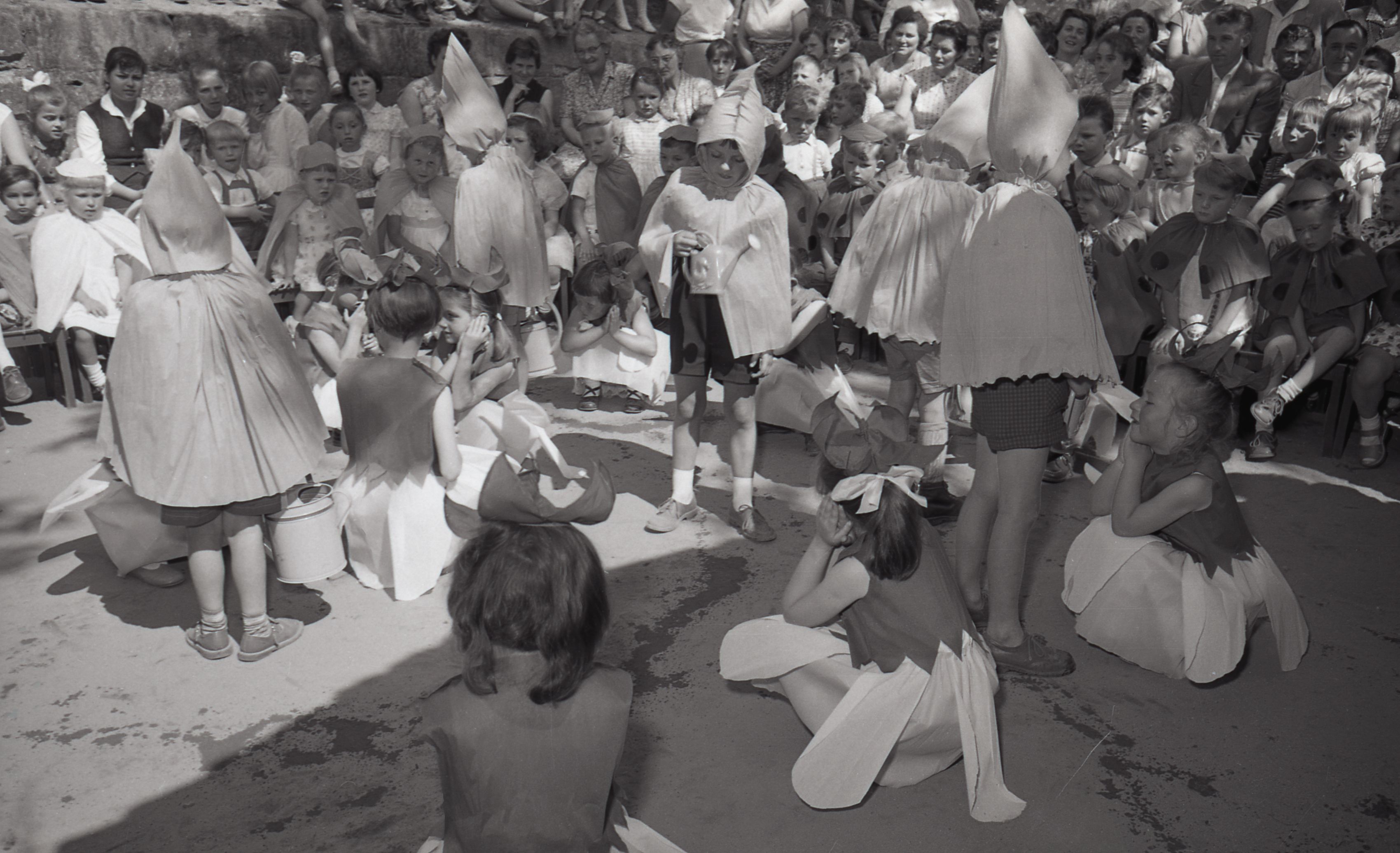 Aufführung der Kinder, Sommerfest 1958, die Mädchen sind als Blumen verkleidet