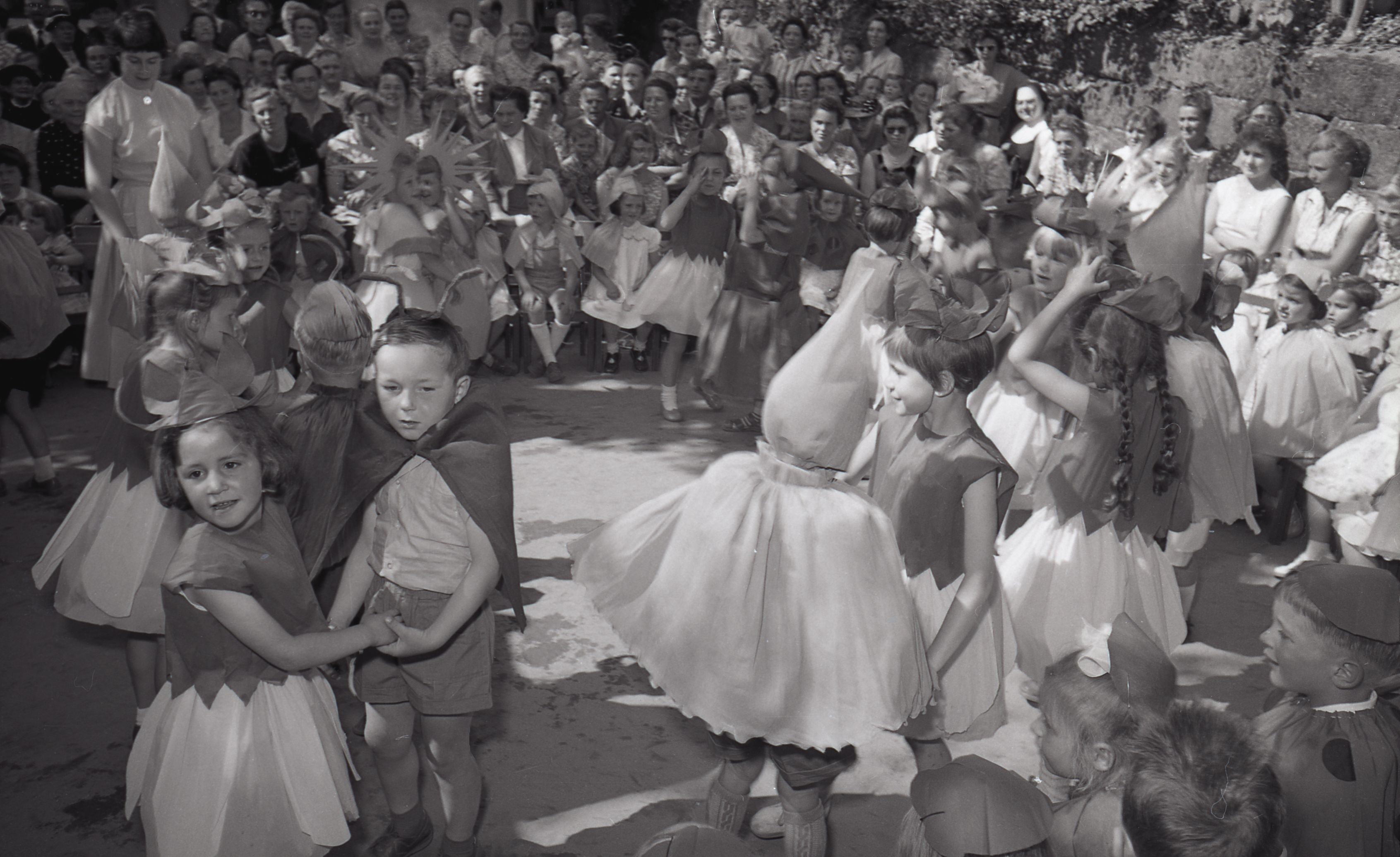 Die Kinder tanzen miteinander, Bilder von Friedrich Strohm