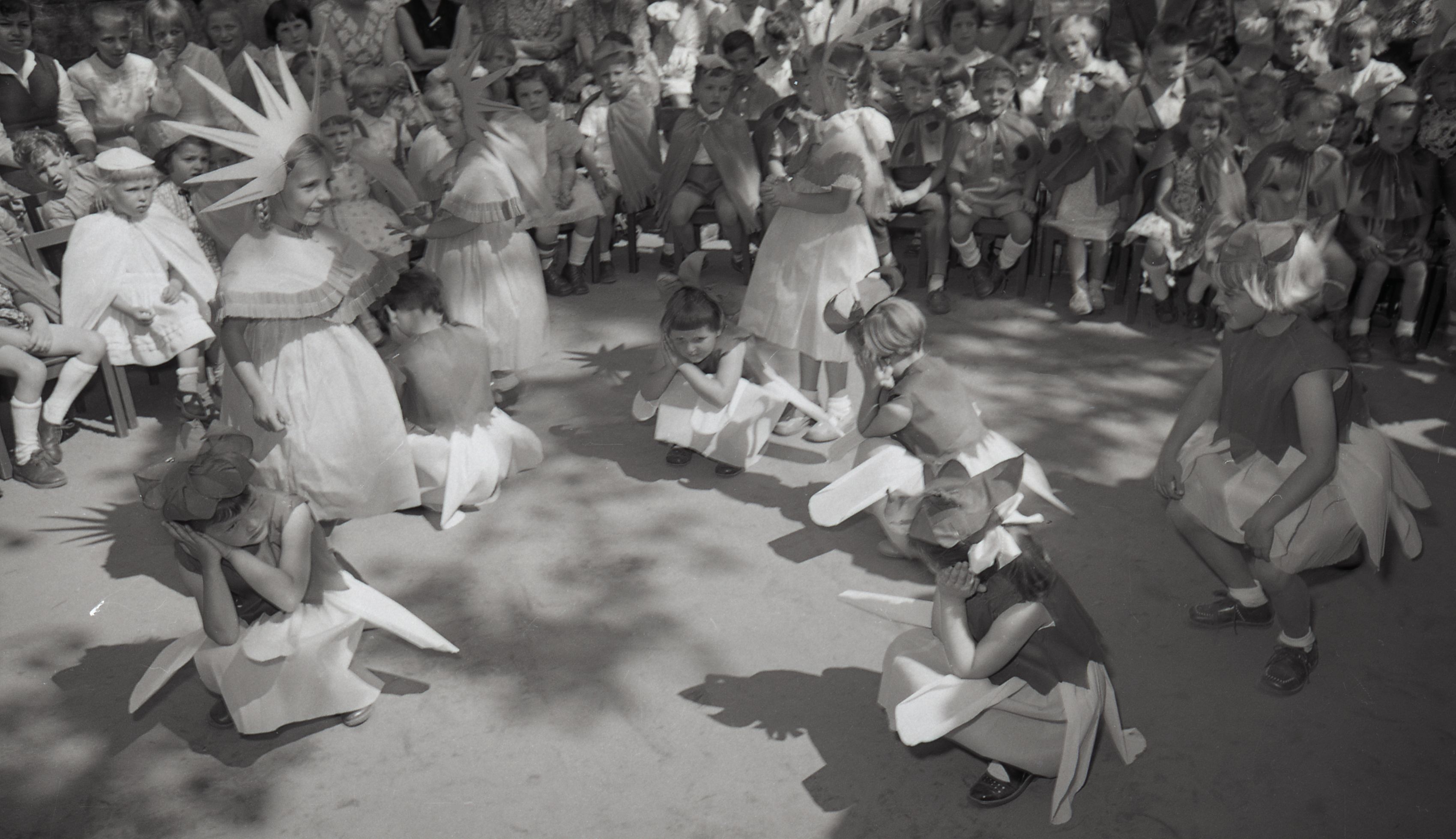 Kindersonnen begegnen den Blumenmädchen, Aufführung der Kinder auf dem Sommerfest 1958