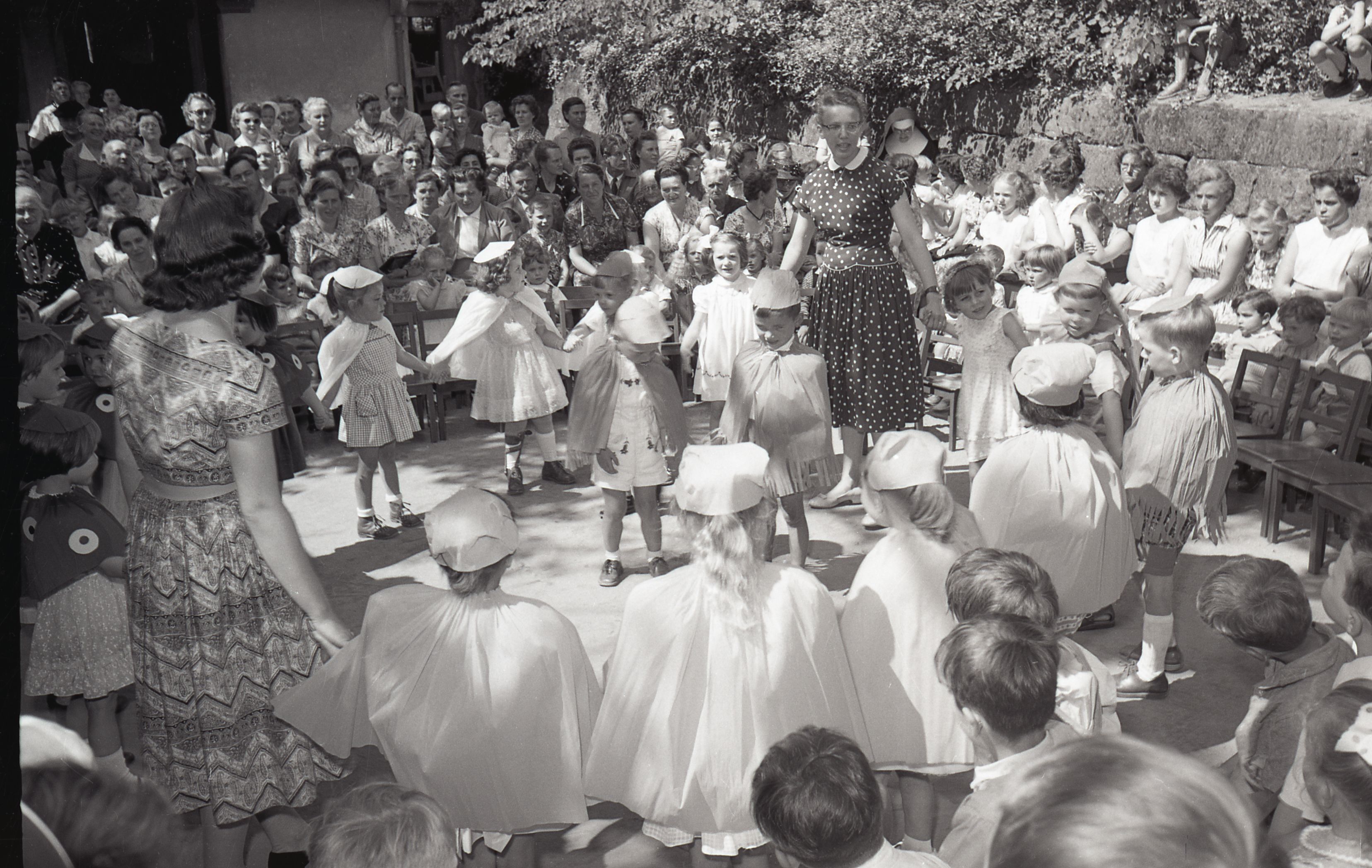 Erzieherinnen tanzen mit den Kindern, Bilder von Friedrich Strohm