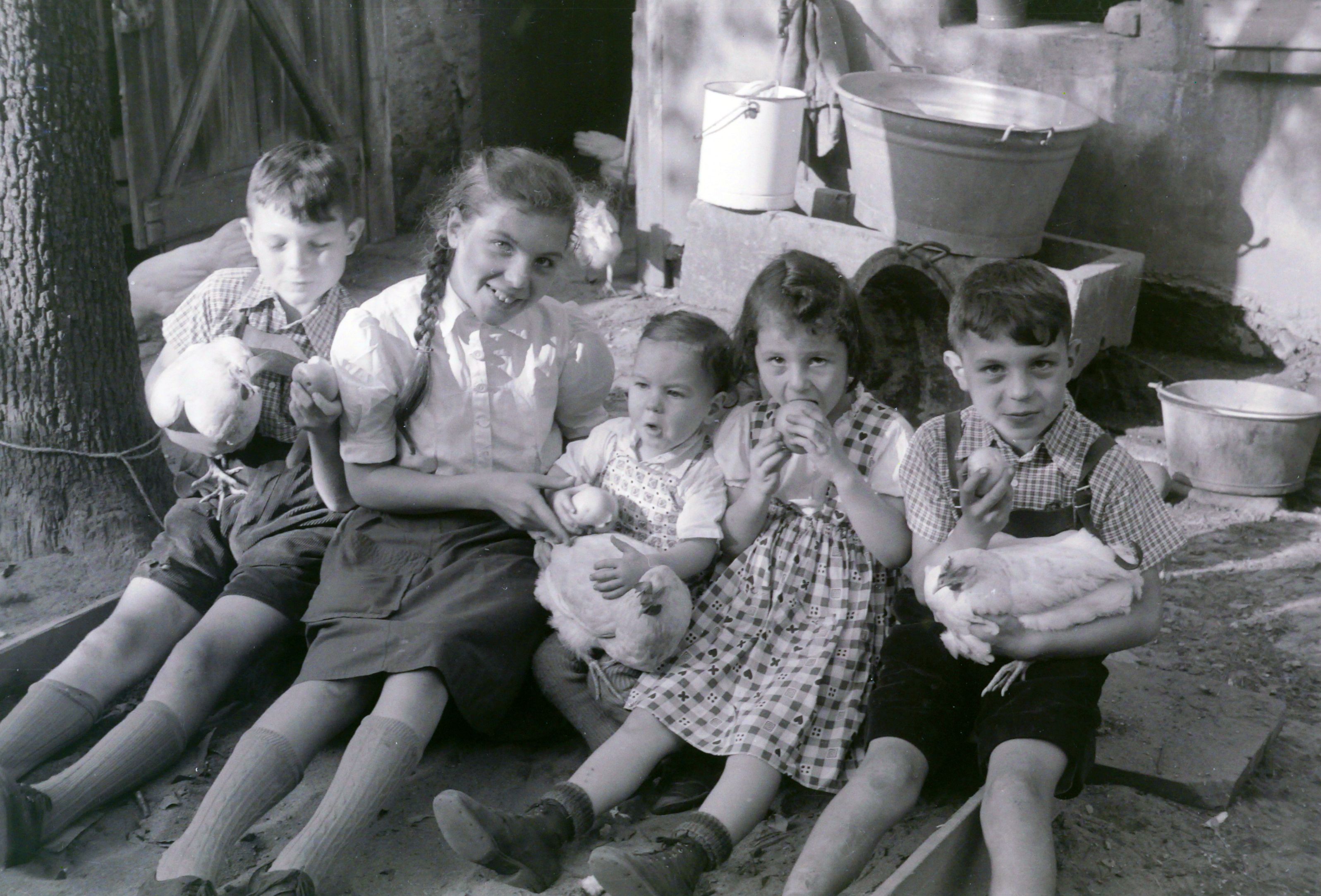 Kinder mit Hühner 1956 von Friedrich Strohm 