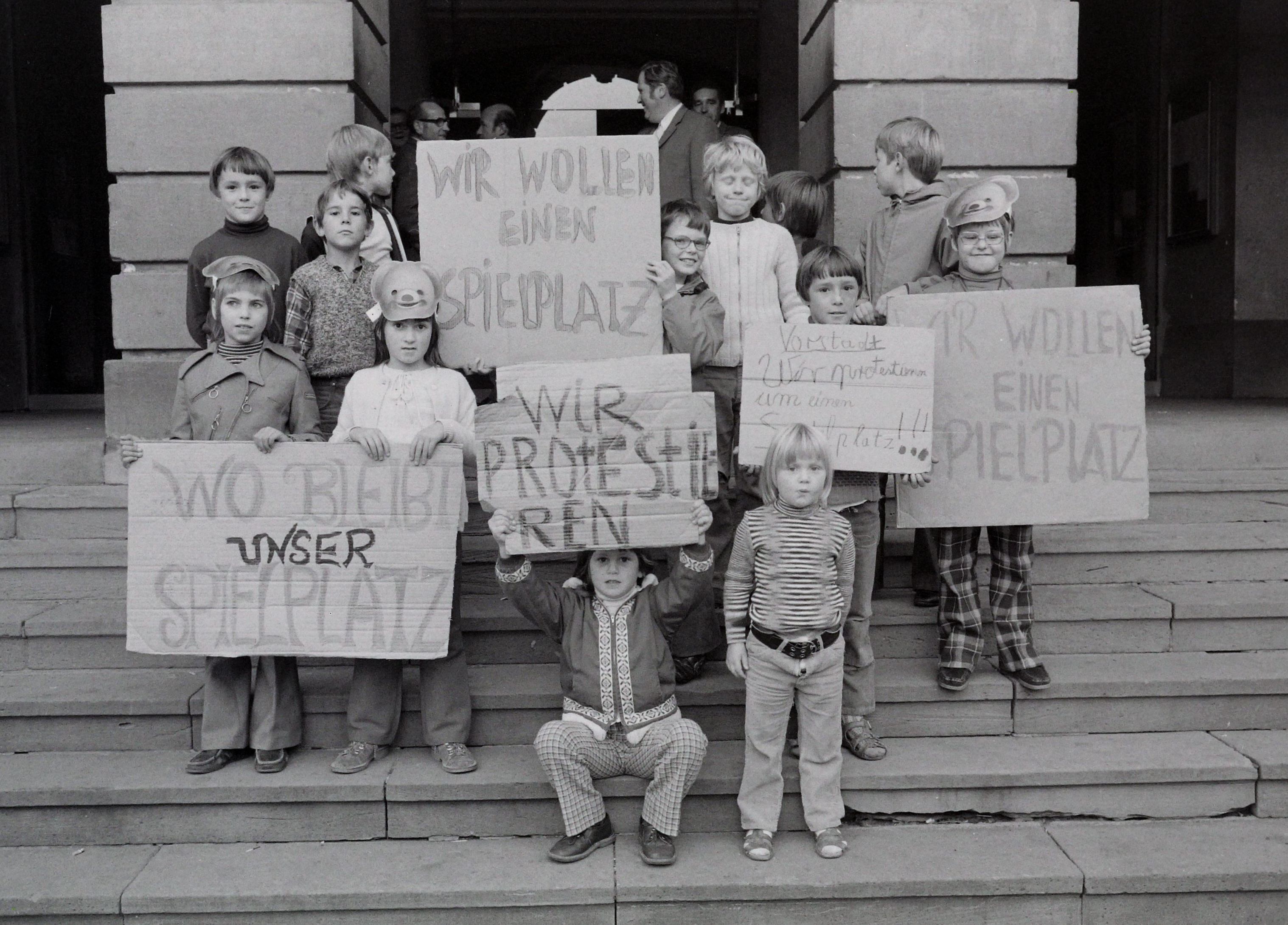 1972, Kinder protestieren auf der Rathaustreppe für einen neuen Spielplatz