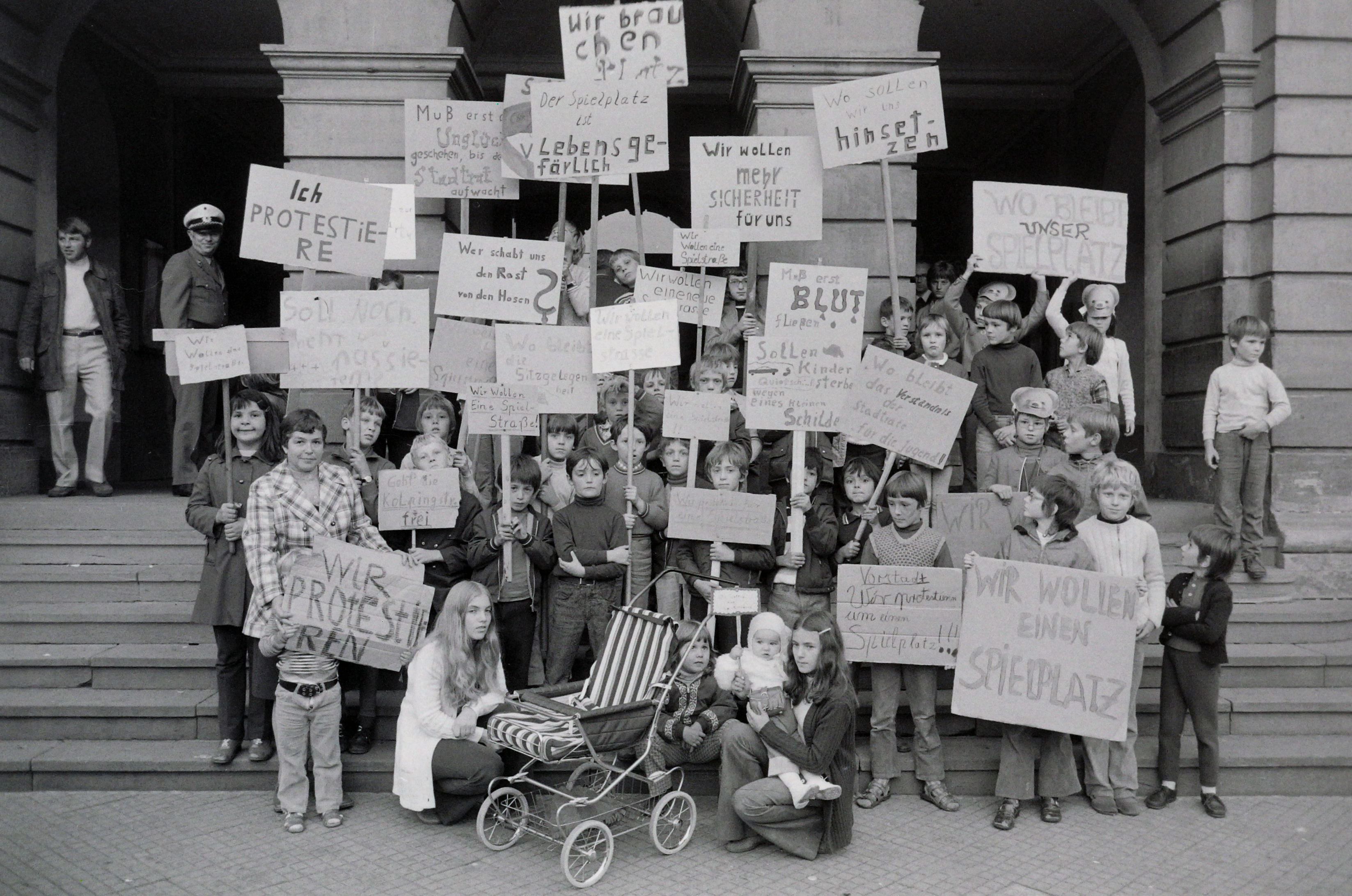 Kinder mit ihren Protesttafeln, Bilder von Friedrich Strohm