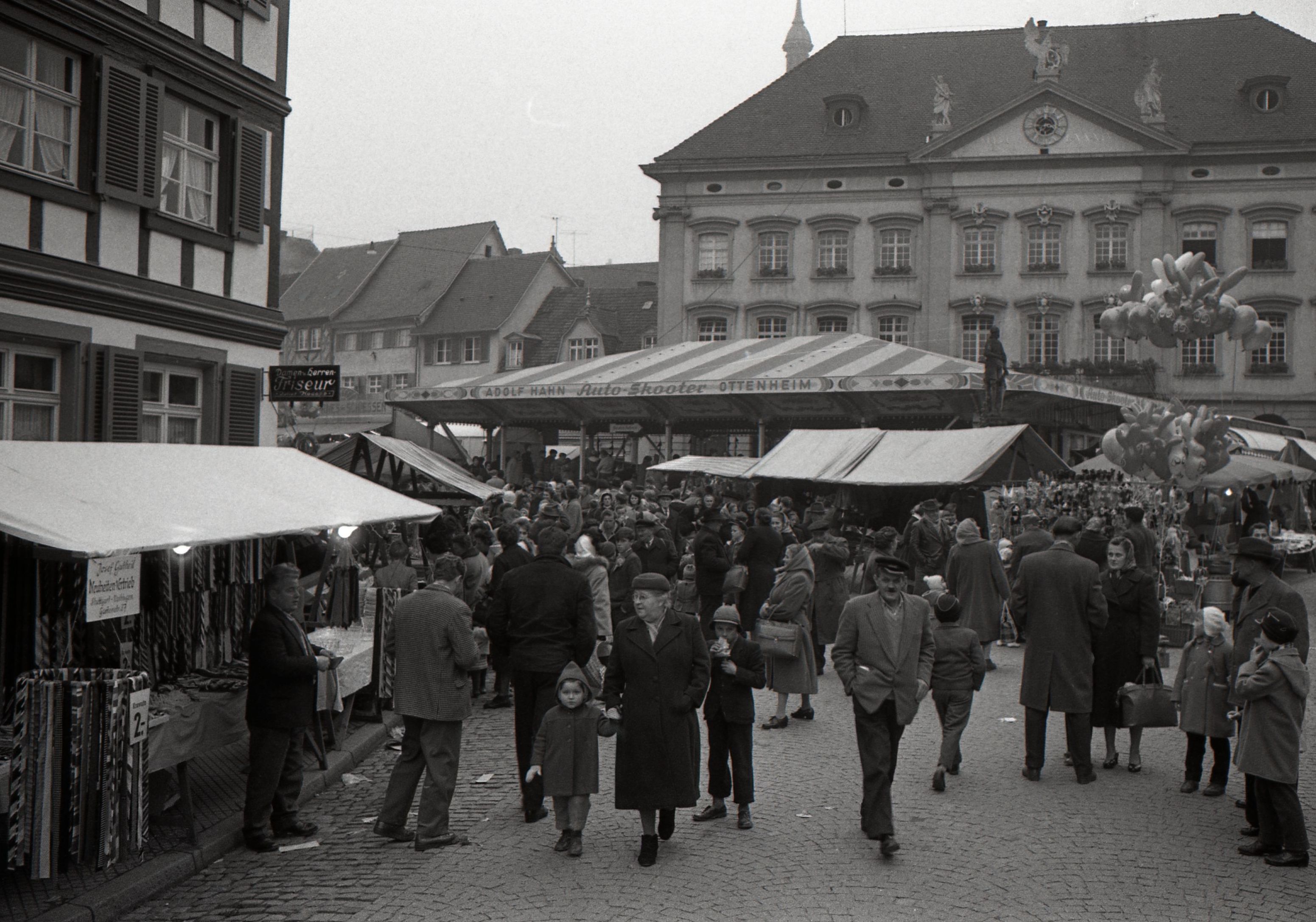 Blick auf https://strohmern.de/images/bilder/Martinimarkt/095-018a.jpgden Markt und das Rathaus