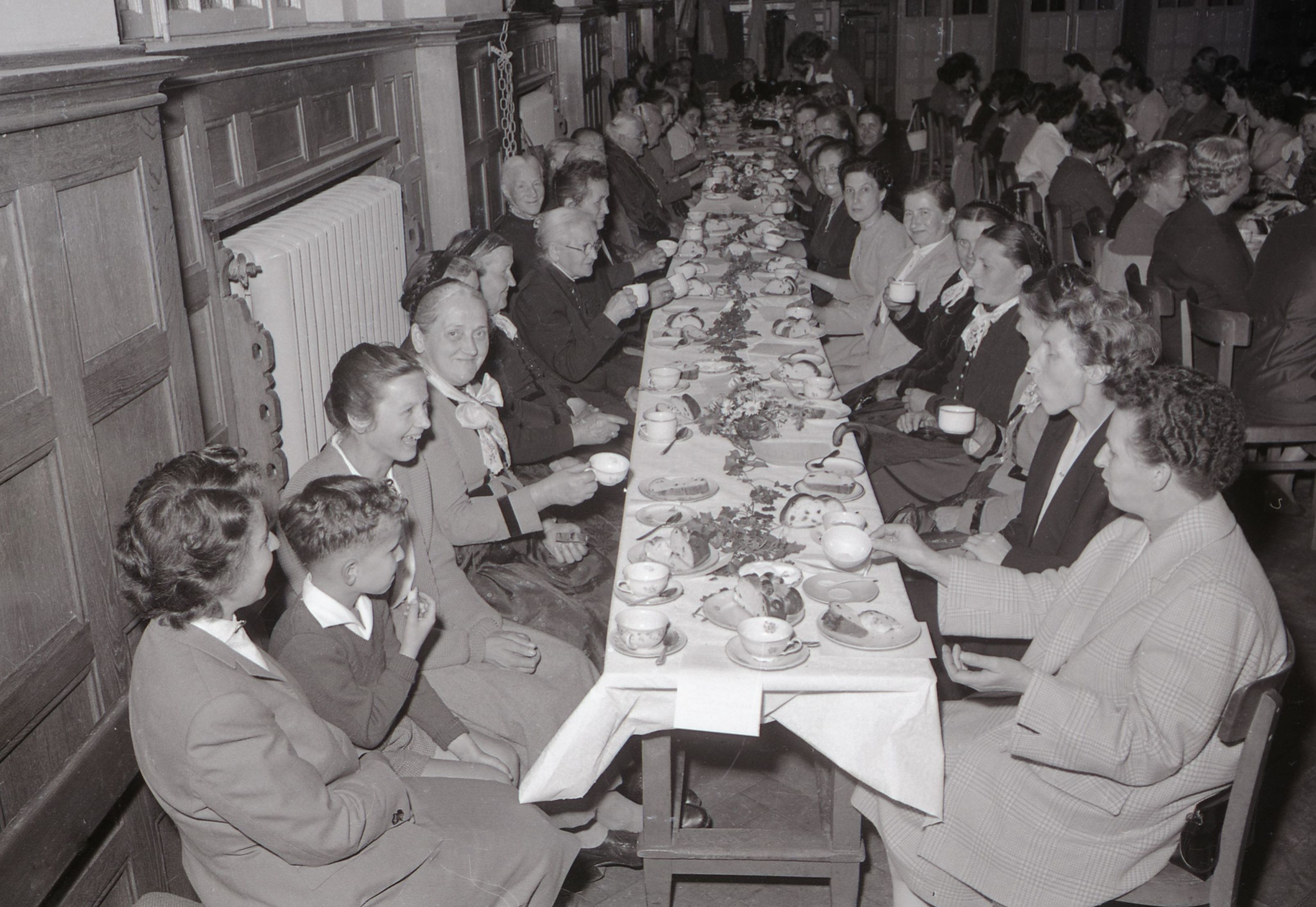 Der Mütterverein versammelt sich am 22.05.1960, Die Frauen sitzen bei Kaffee und Kuchen beisammen