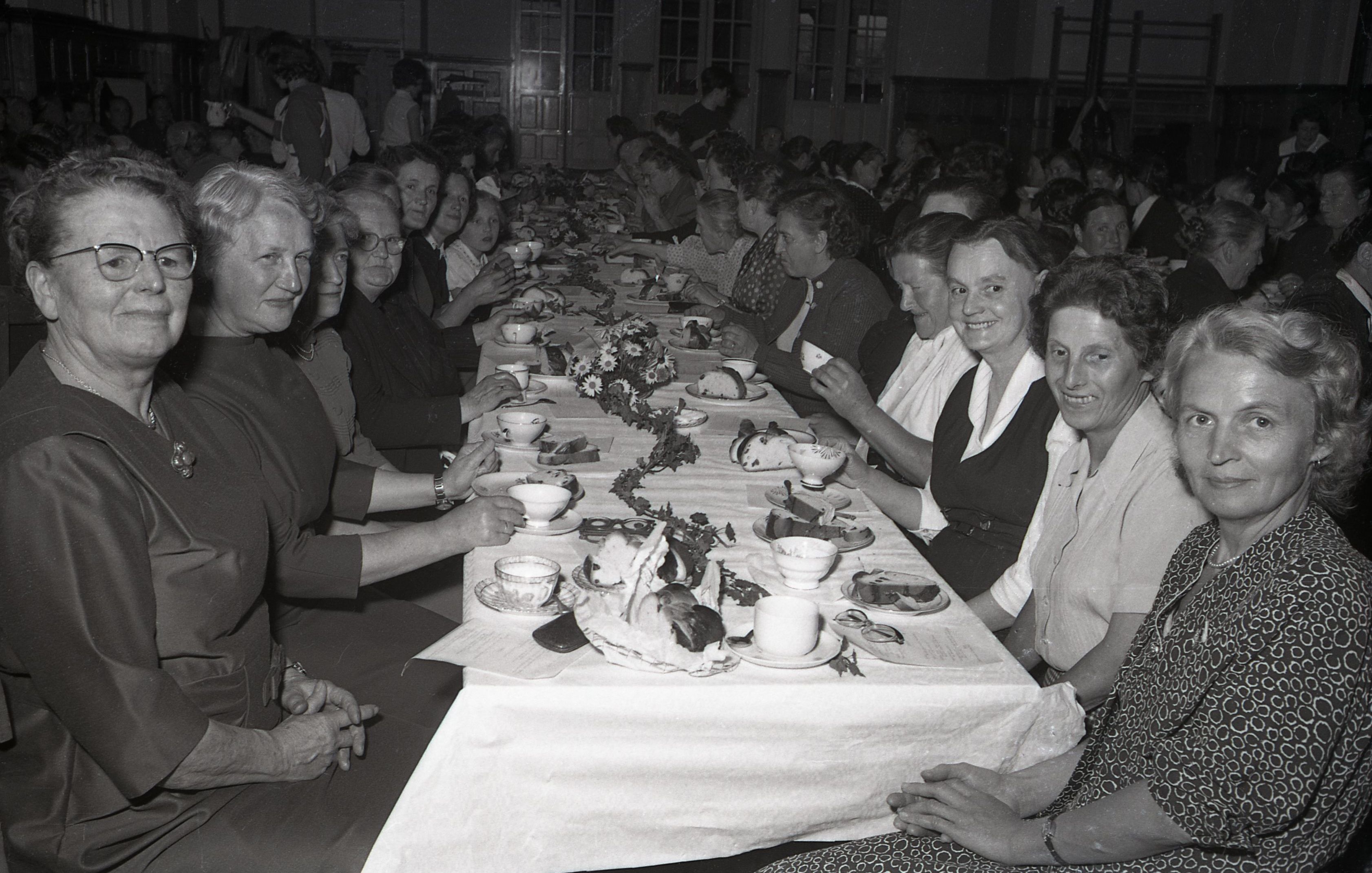 Der Mütterverein versammelt sich am 22.05.1960, Die Frauen sitzen bei Kaffee und Kuchen beisammen
