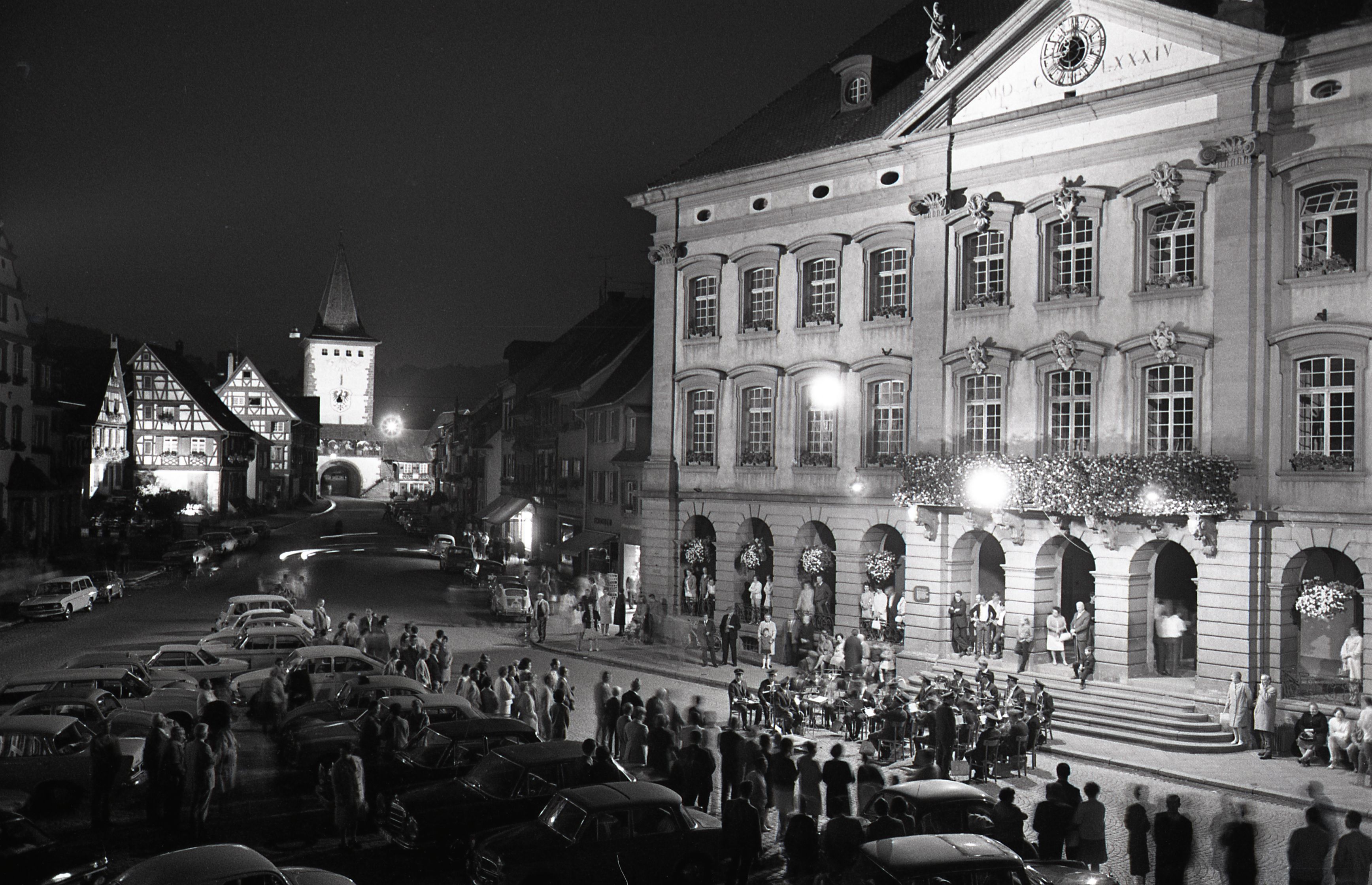 Menschen nachts vor dem Rathaus