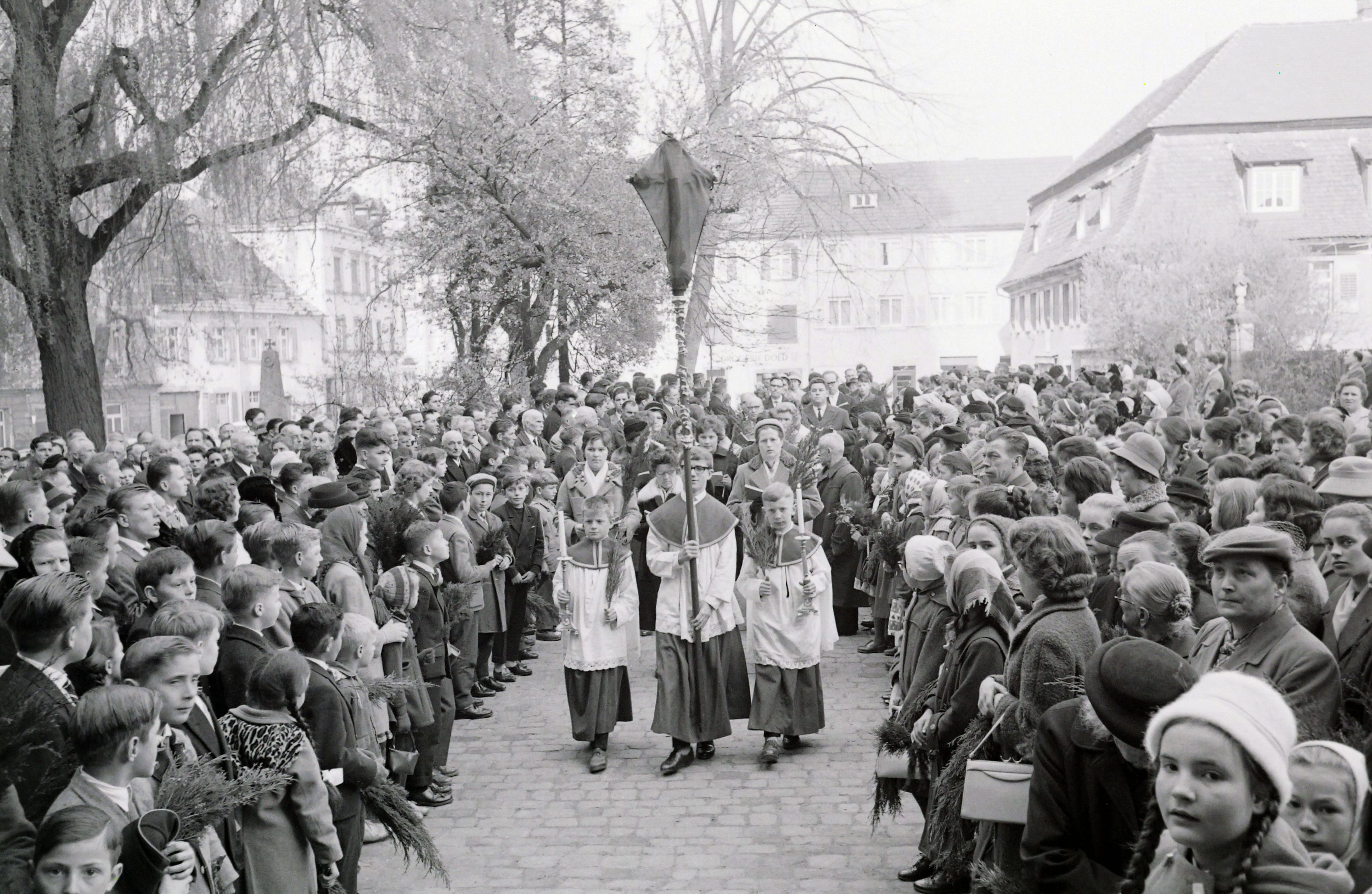 Prozession, Ministranten tragen das verhüllte Kreuz, Bilder von Friedrich Strohm