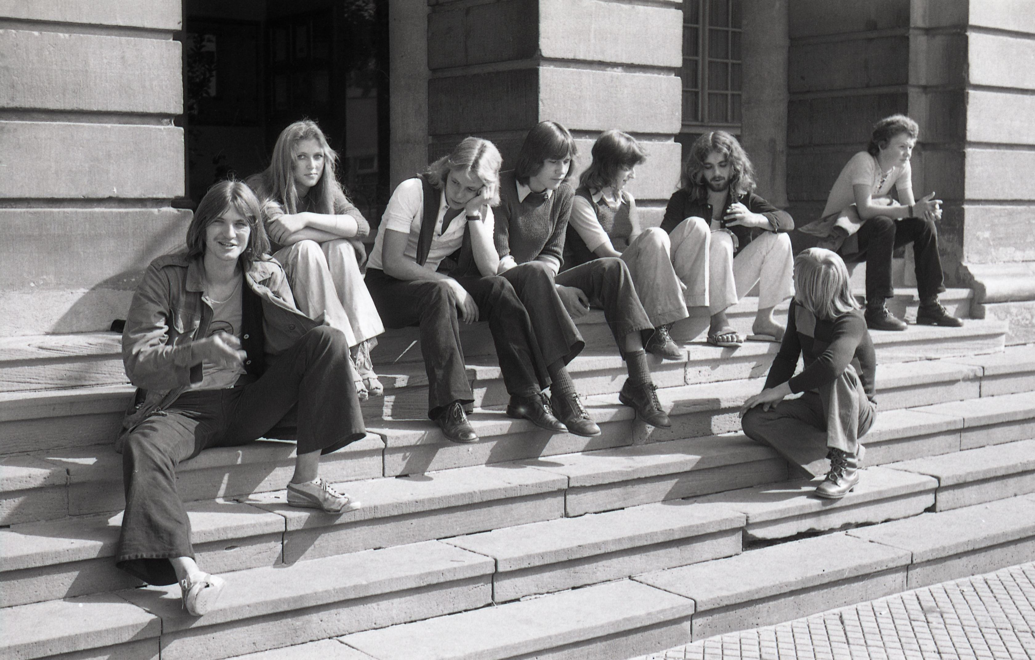 Junge Menschen chillen auf der Rathaustreppe, Bilder von Friedrich Strohm 