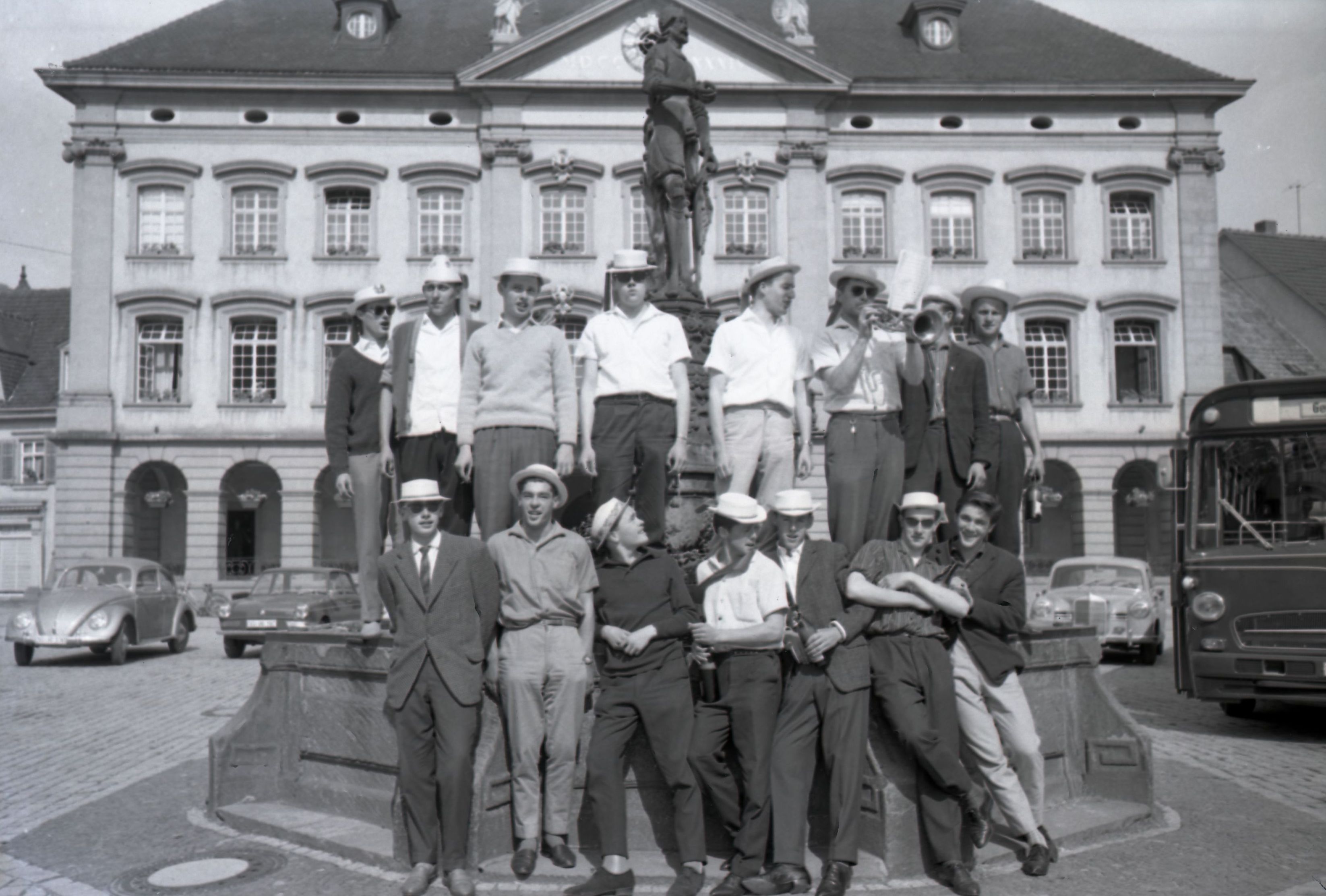 Gruppenbild der Rekruten vor und auf dem Stadtbrunnen