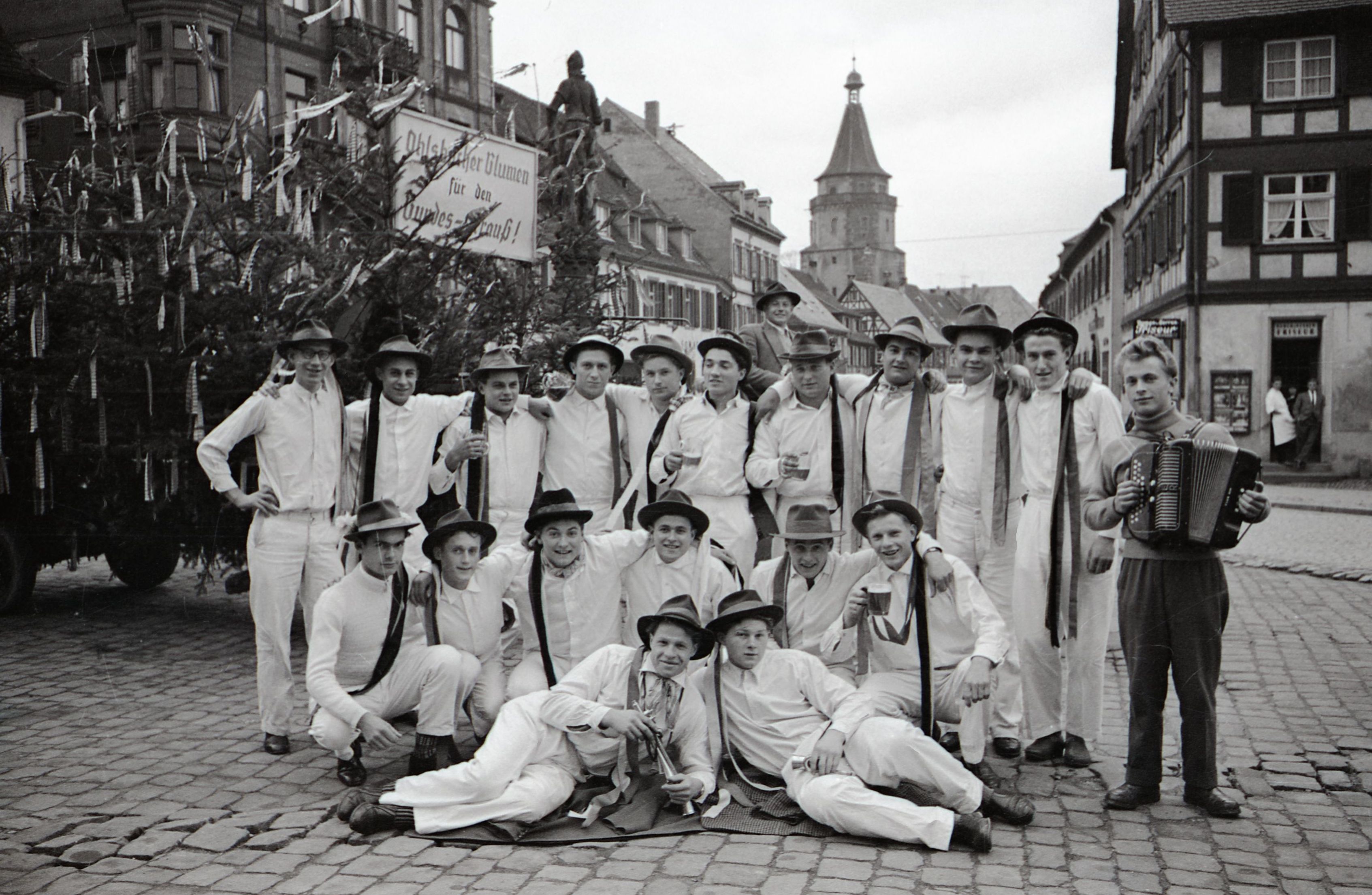 Gruppenbild der Rekruten des Jahrgangs 1958 vor ihrem Wagen auf dem Marktplatz in Gengenbach