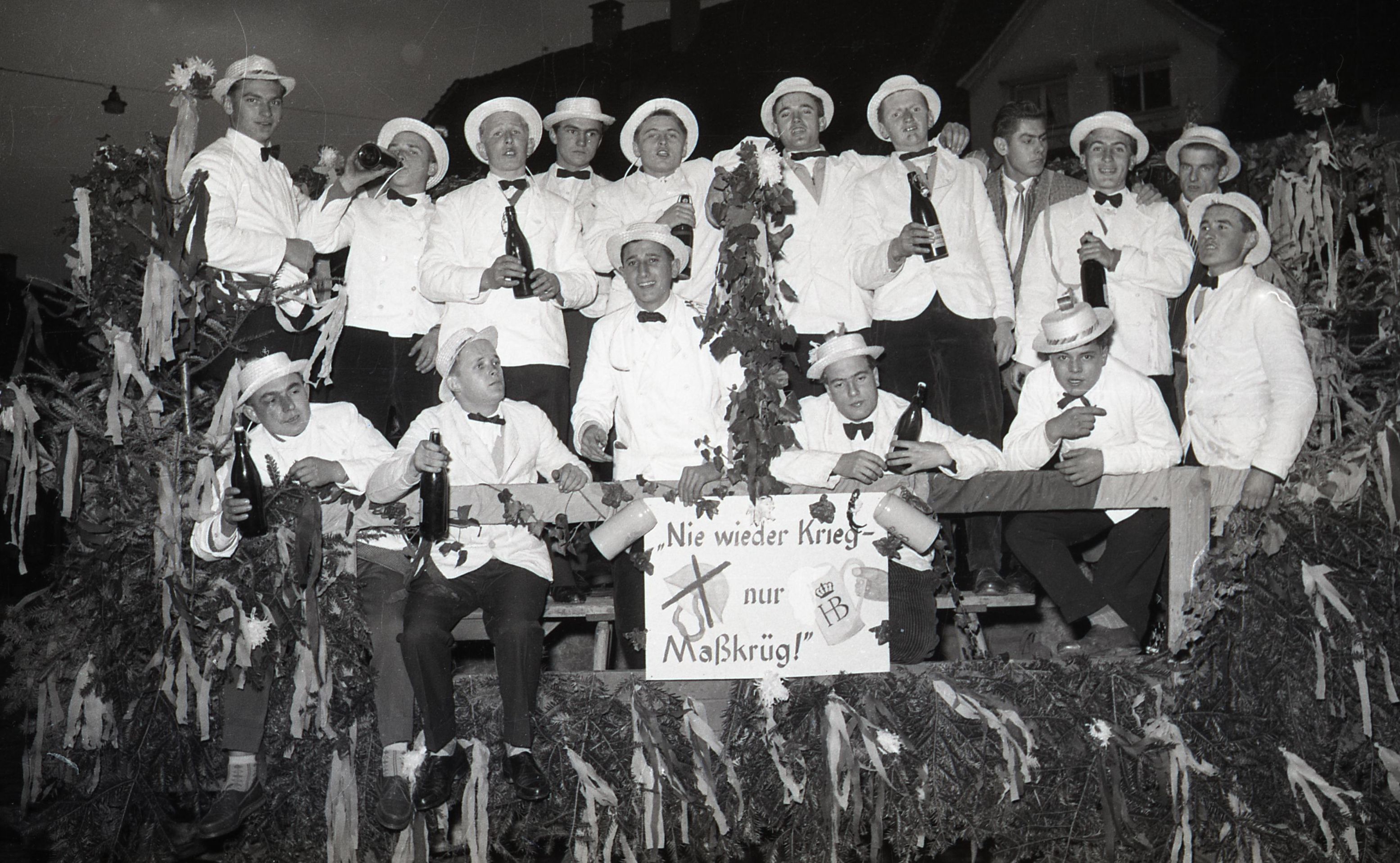 Gruppenbild der Rekruten des Jahrgangs 1958 auf ihrem Wagen