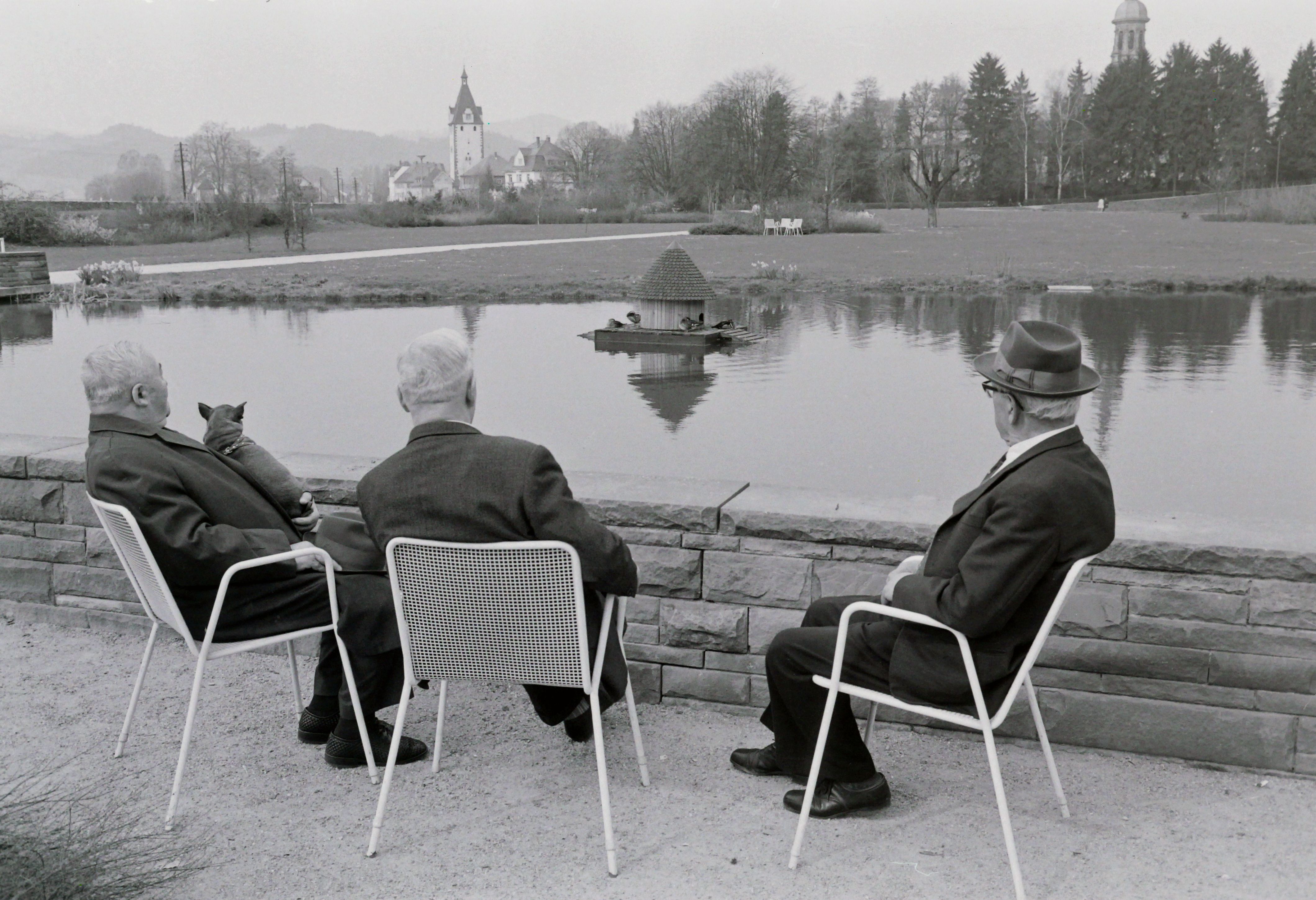Drei Herren in der Schneckenmatte am Enten gucken, Schnappschuss von Friedrich Strohm im März 1972
