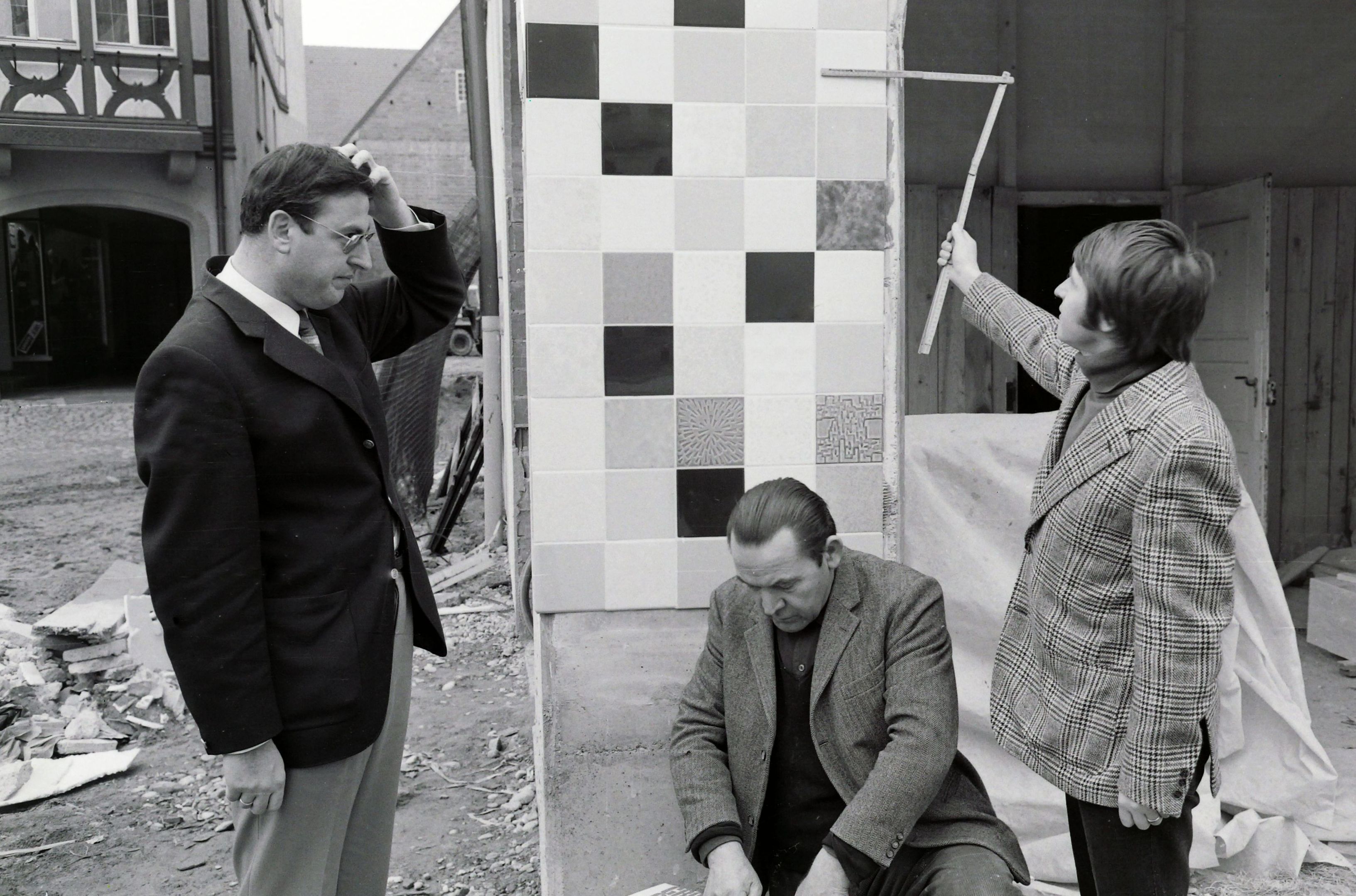Ein Mosaik wird angebracht an der Aussenfassade der Volksbank. drei Männer am Werk, Schnappschuss von Friedrich Strohm am 11.02.1972