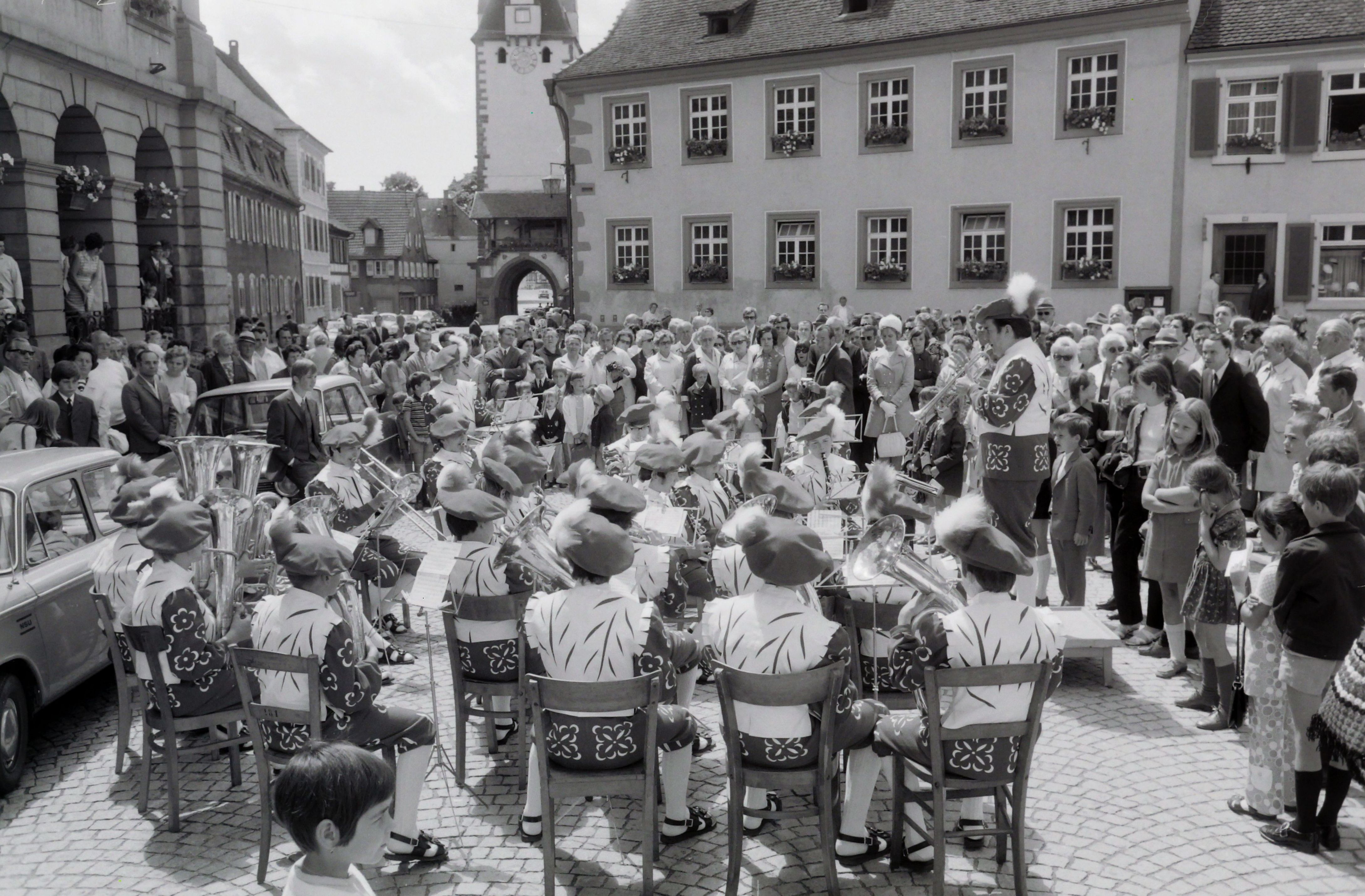 Kapelle und Puplikum auf dem Marktplatz am 27.06.1971