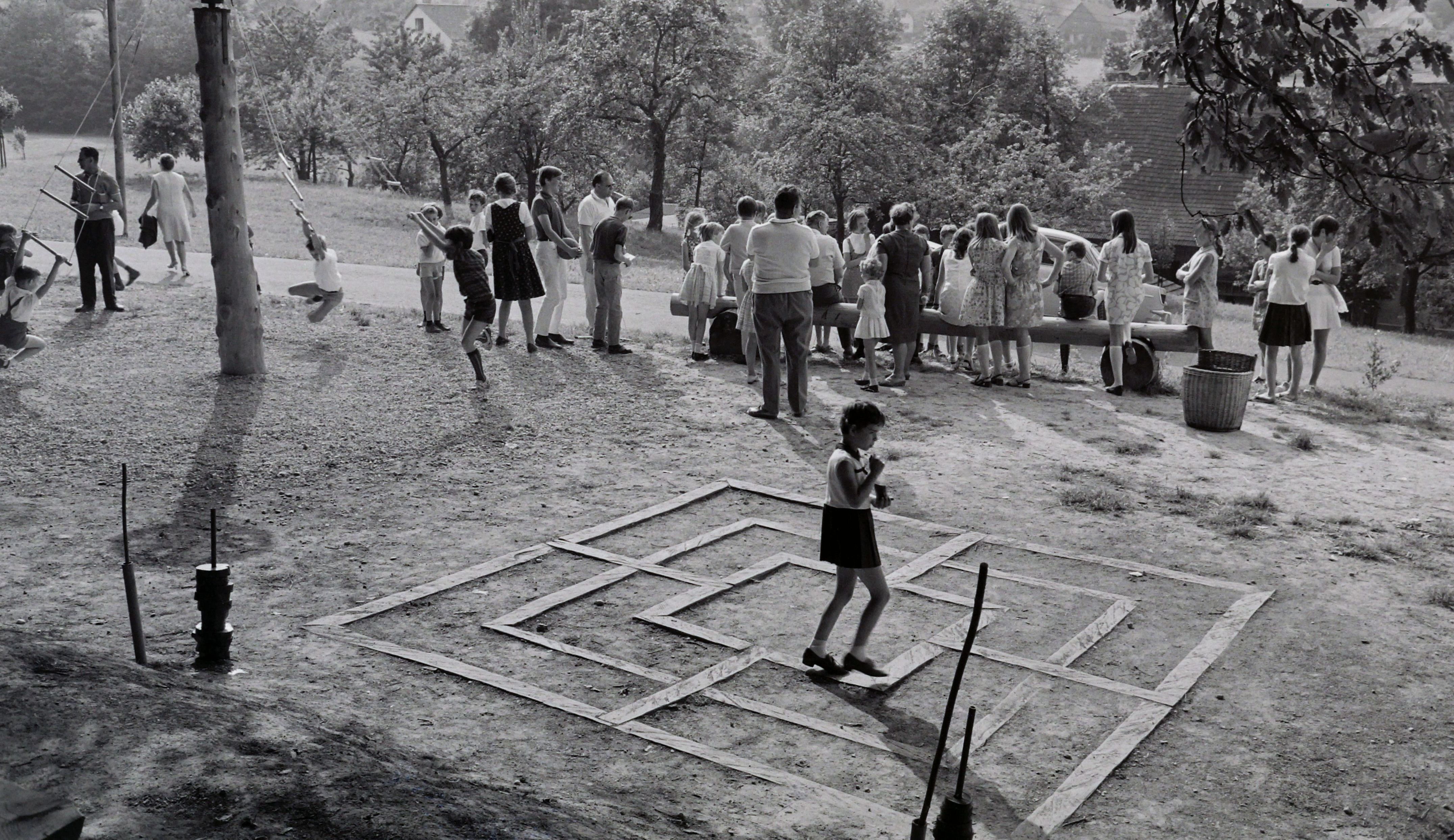 Kind auf einem Spielfeld, Bilder von Friedrich Strohm