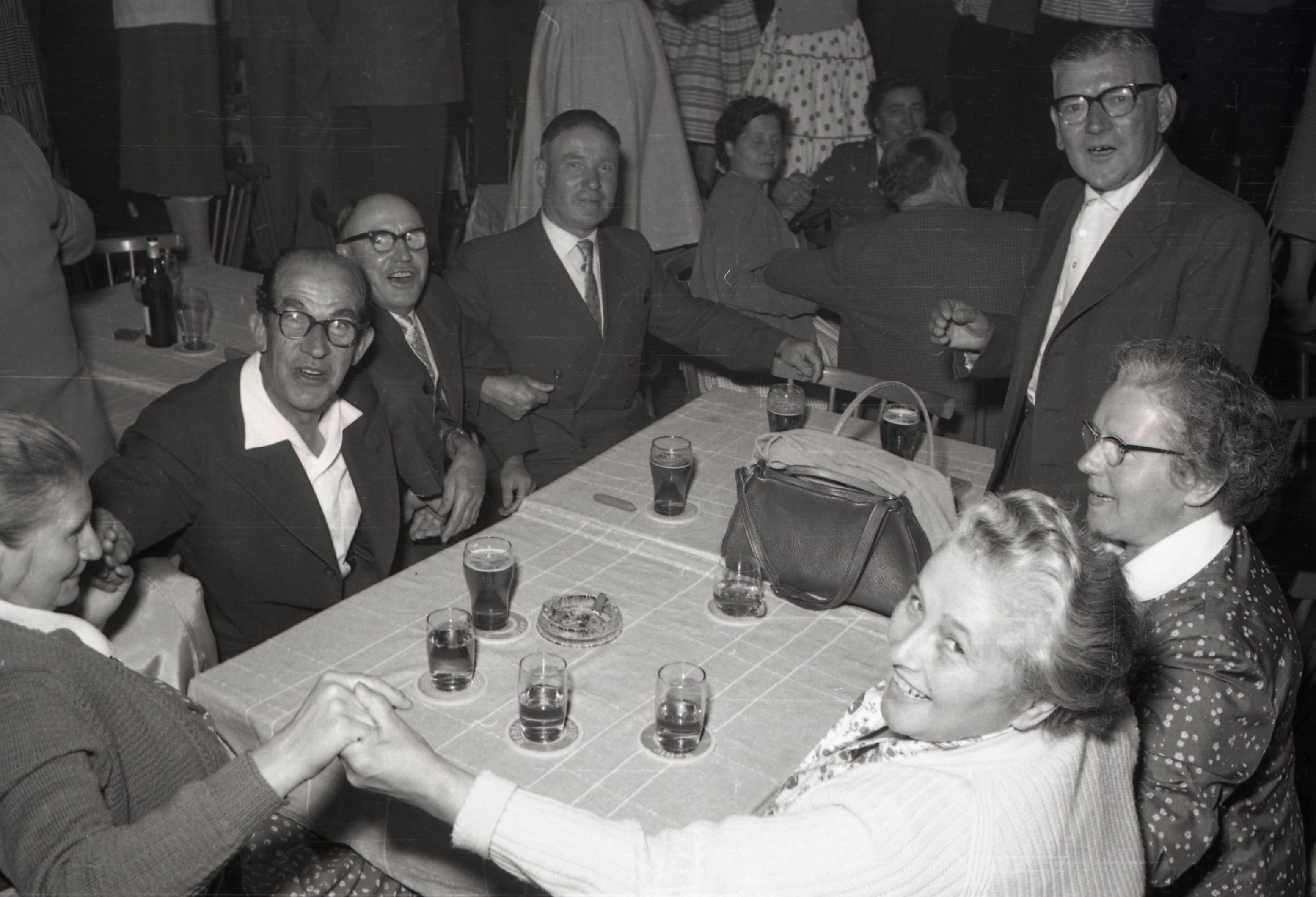 Tanzkränzle Kolping am 30.04.1953, Frauen und Männer am Schunkeln