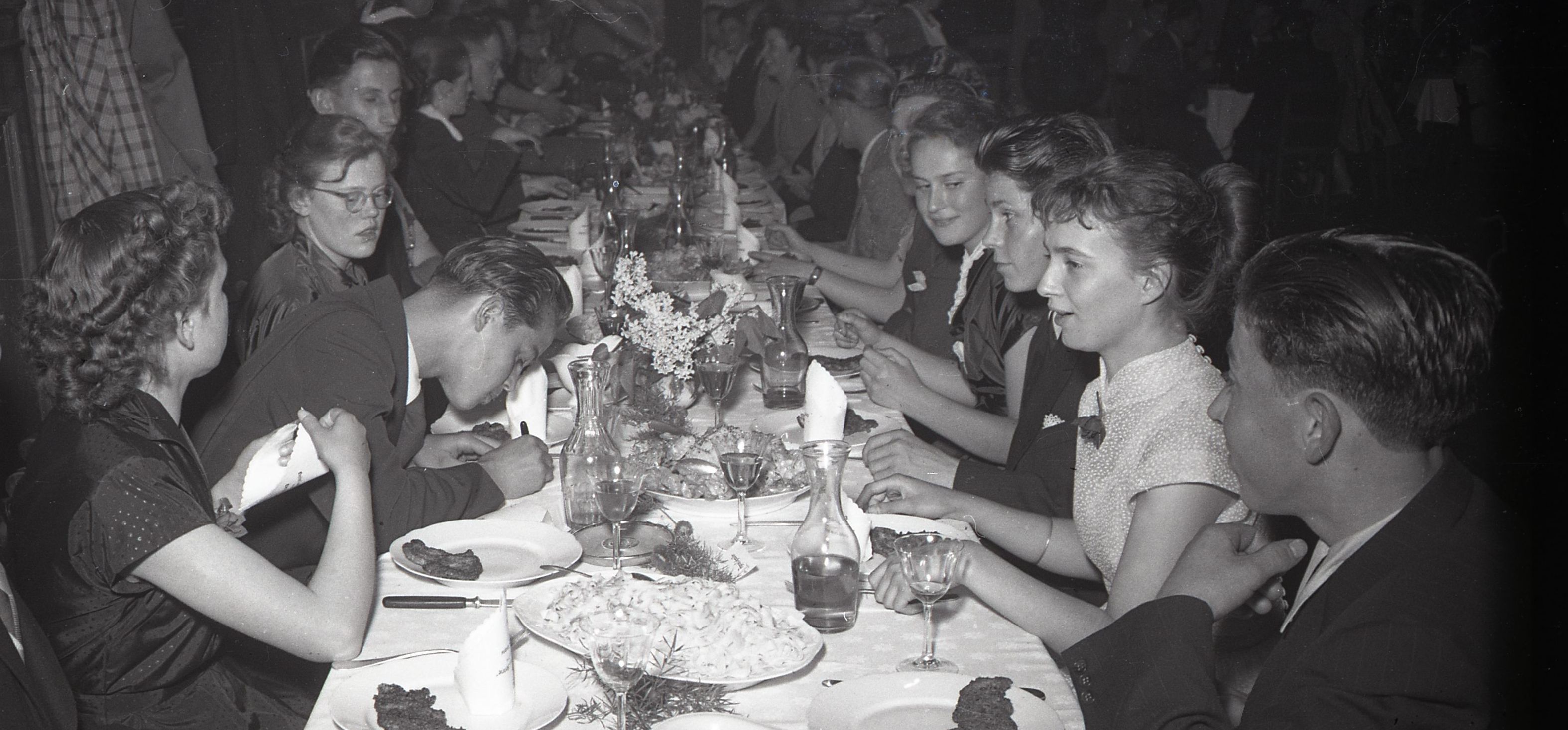 Die jungen Frauen und Männer im Gespräch beim Essen