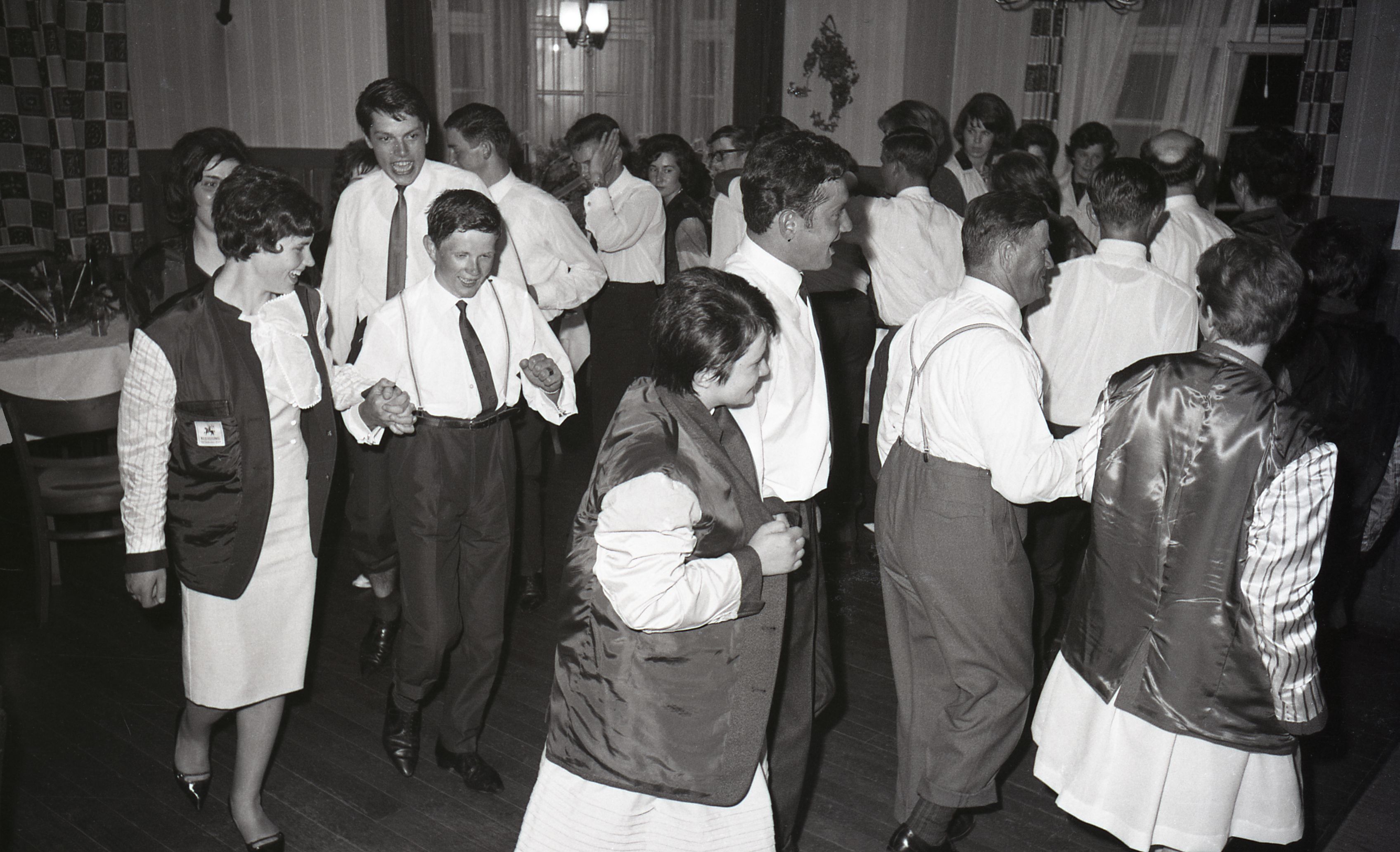 Die Frauen tragen die Jackets der Männer auf links gedreht, Gruppentanz