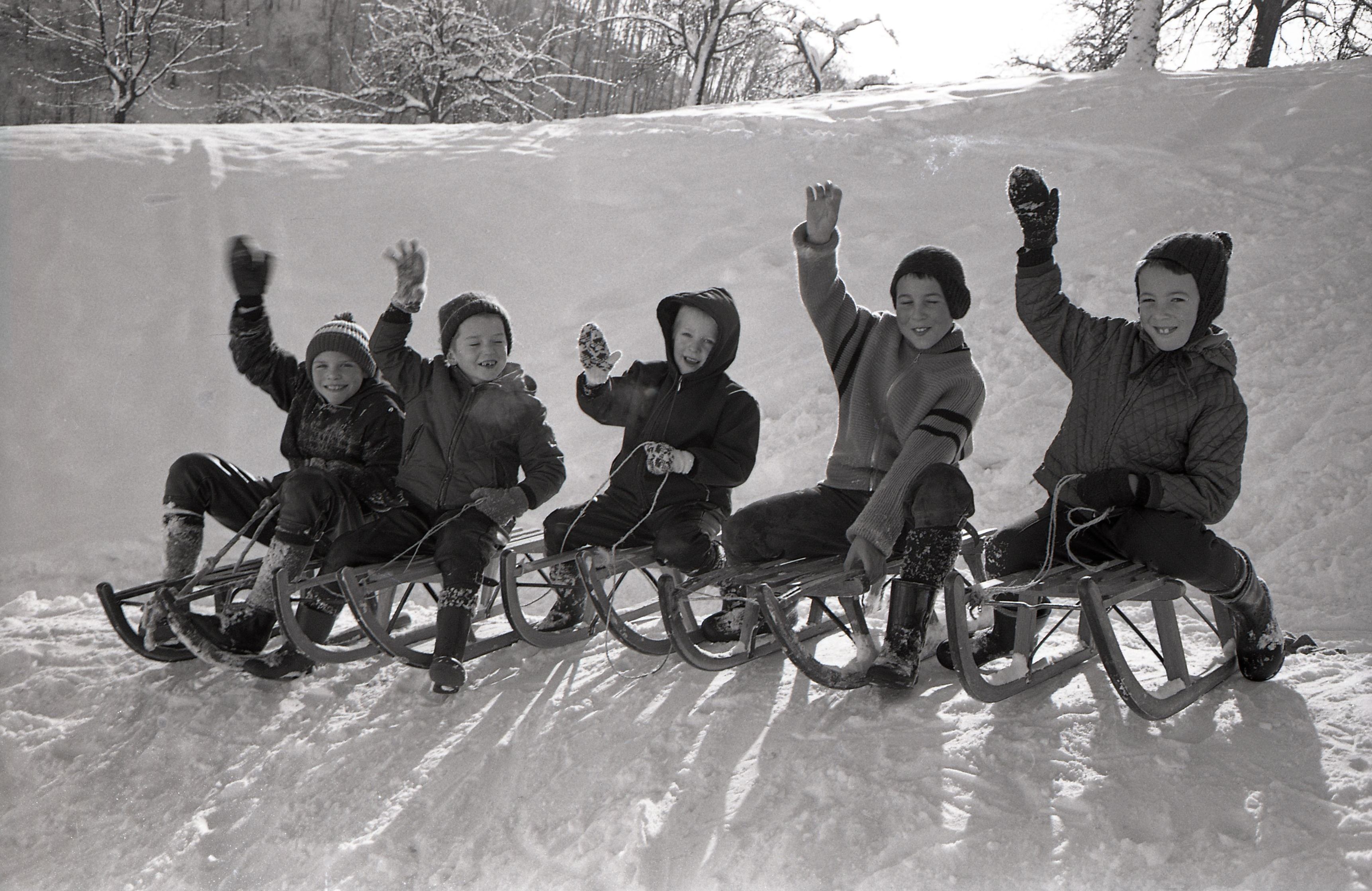 Fünf Kinder beim Schlittenfahren im winterlichen Gengenbach 1968 von Friedrich Strohm 
