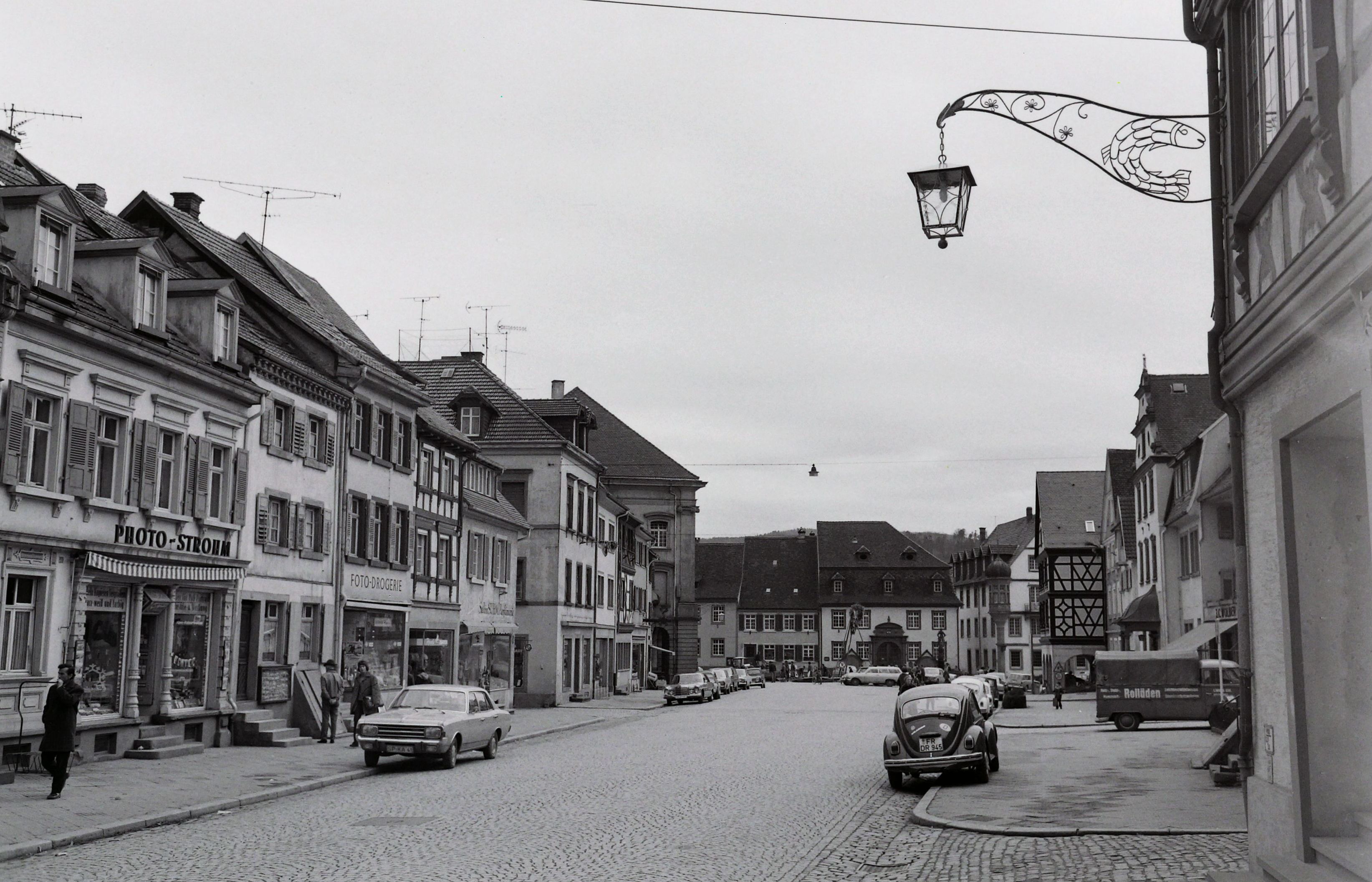 Blick Richtung Marktplatz, Neue Lampe mit Fisch - Emblem, Bilder von Friedrich Strohm